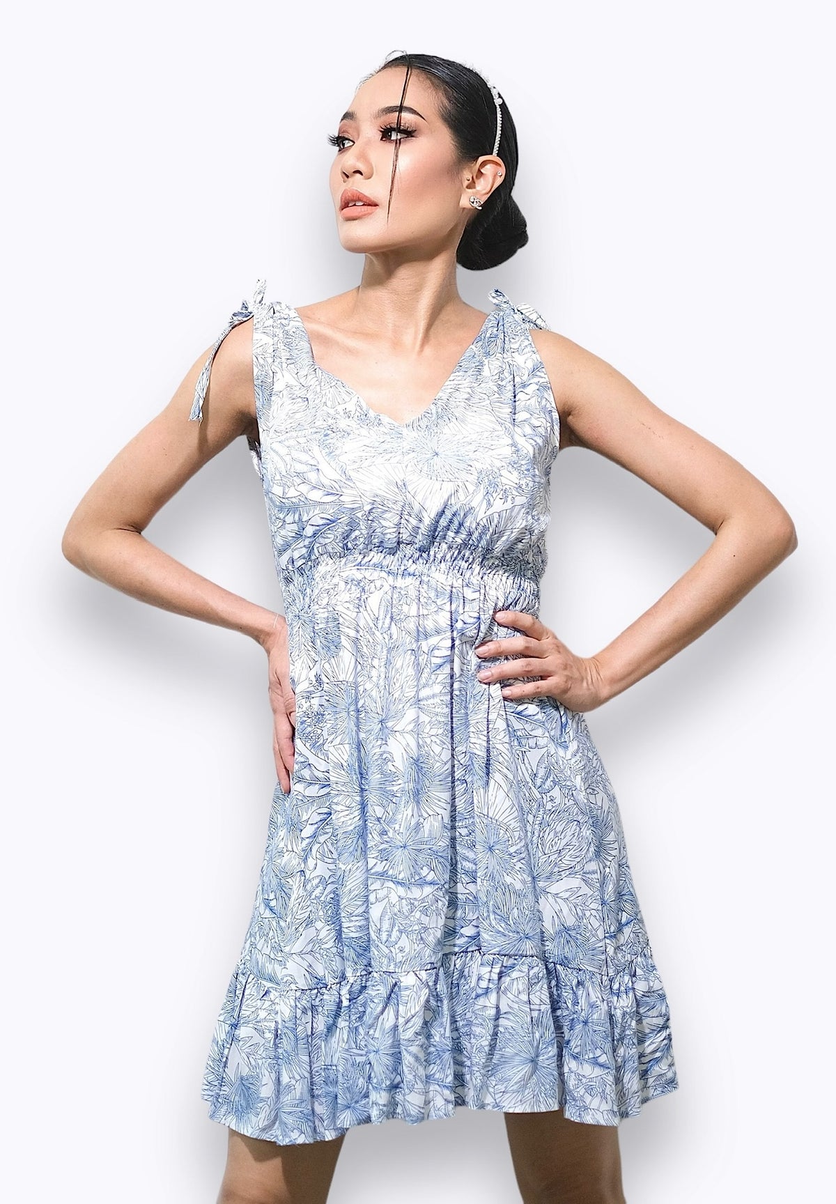 Découvrez cette robe légère et chic pour femme, disponible exclusivement en ligne au Québec. Tailles XS-XXL disponibles pour une élégance estivale quotidienne.