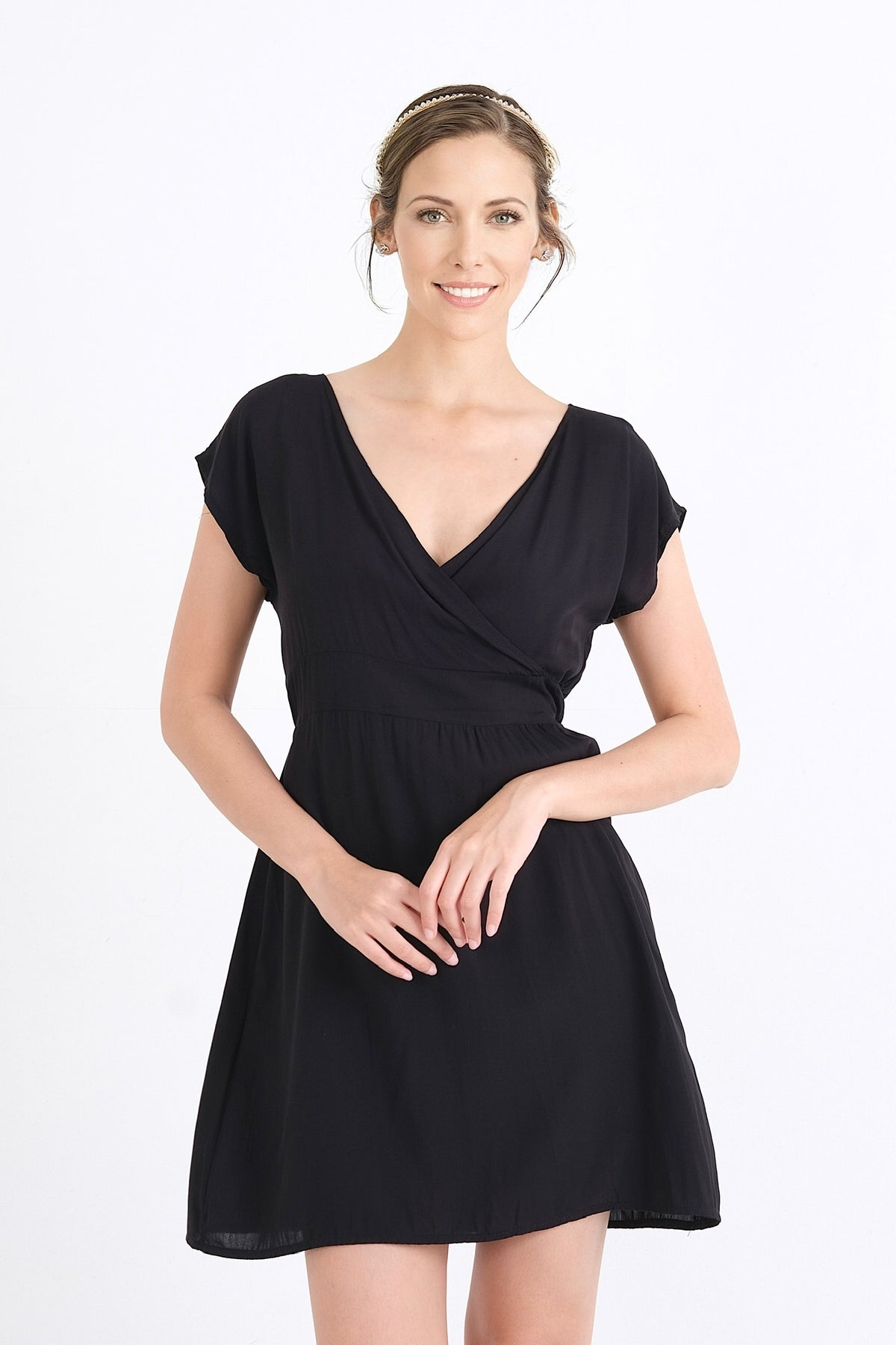 Explorez le style moderne de cette robe en viscose soyeuse et confortable. Idéale pour l'été, cette pièce est disponible en ligne pour les femmes élégantes du Québec, du XS au XXL.
