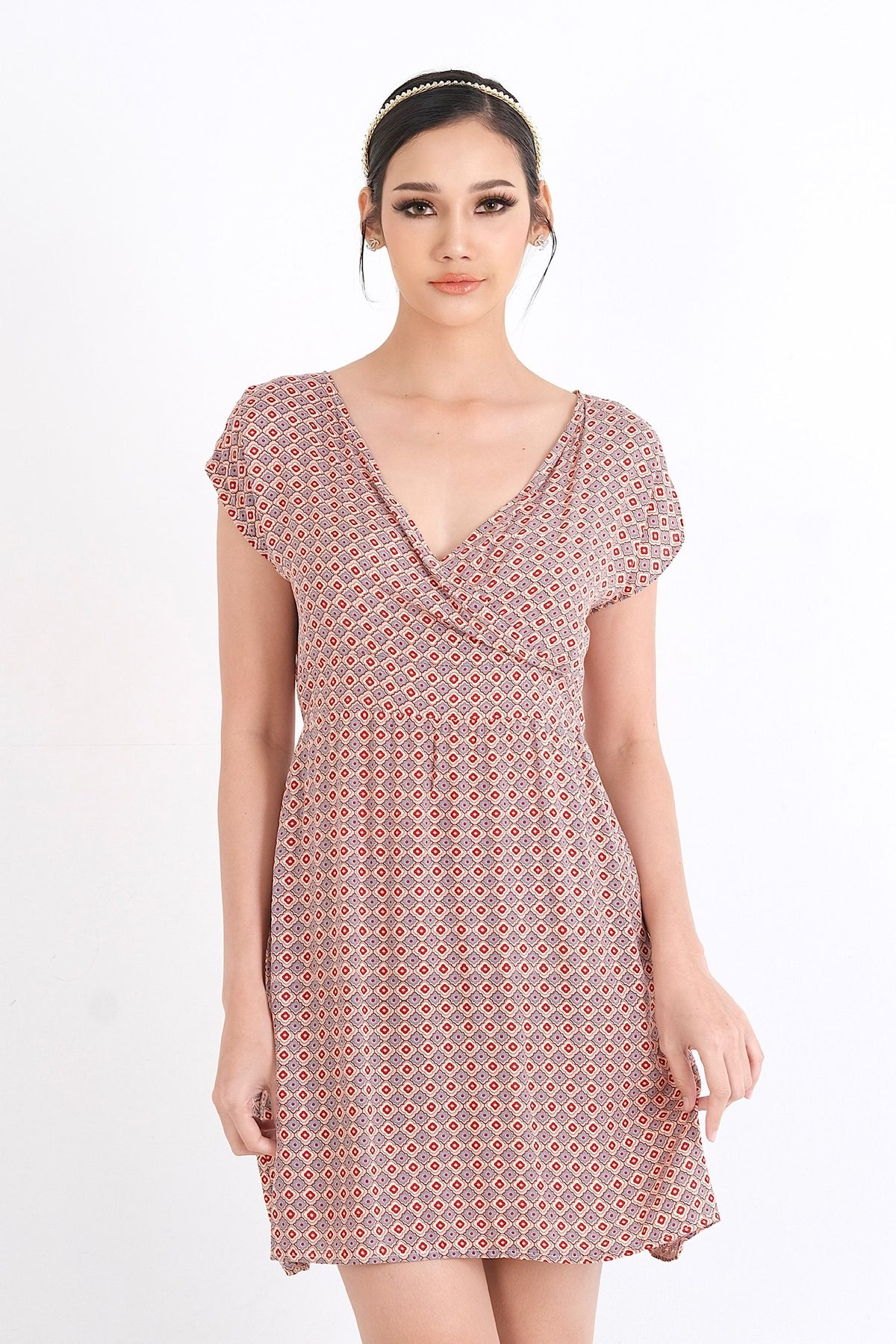 Élégance et confort se rencontrent dans cette robe en viscose, parfaite pour l'été. Disponible en ligne au Québec, trouvez votre taille idéale du XS au XXL pour un style sans effort.