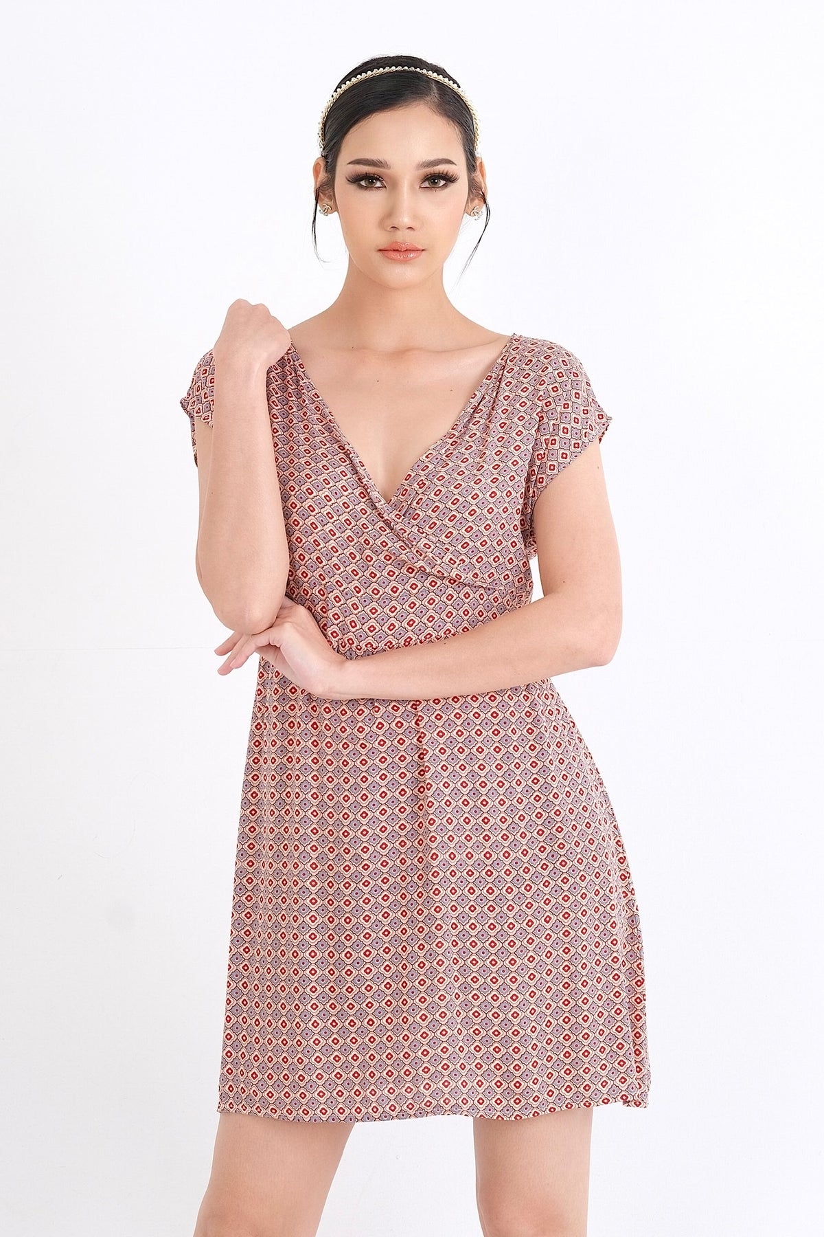 Élégance et confort se rencontrent dans cette robe en viscose, parfaite pour l'été. Disponible en ligne au Québec, trouvez votre taille idéale du XS au XXL pour un style sans effort.