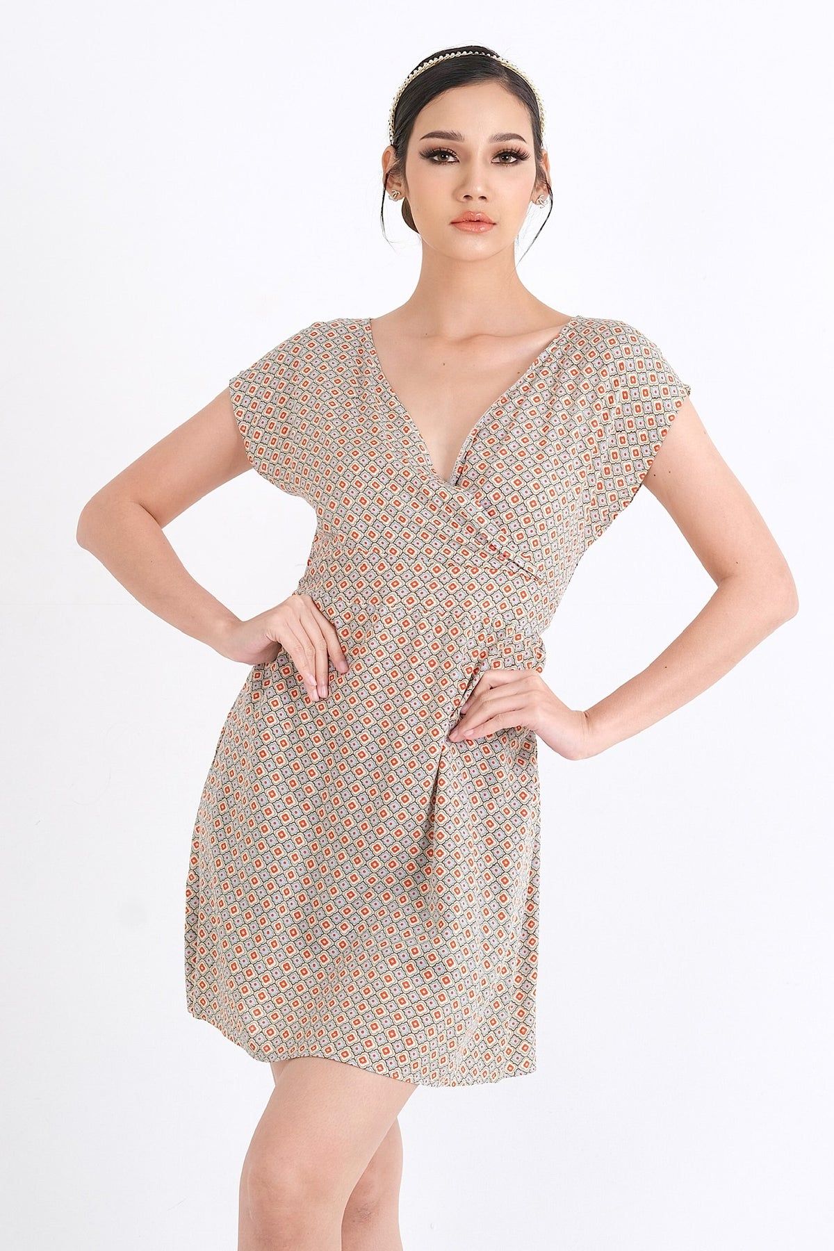 Explorez le style moderne de cette robe en viscose soyeuse et confortable. Idéale pour l'été, cette pièce est disponible en ligne pour les femmes élégantes du Québec, du XS au XXL.