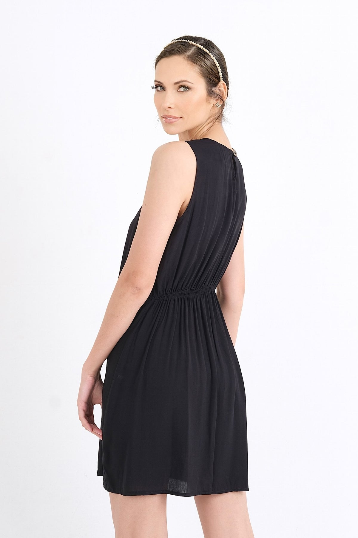Découvrez cette robe légère et chic pour femme, disponible exclusivement en ligne au Québec. Tailles XS-XXL disponibles pour une élégance estivale quotidienne.