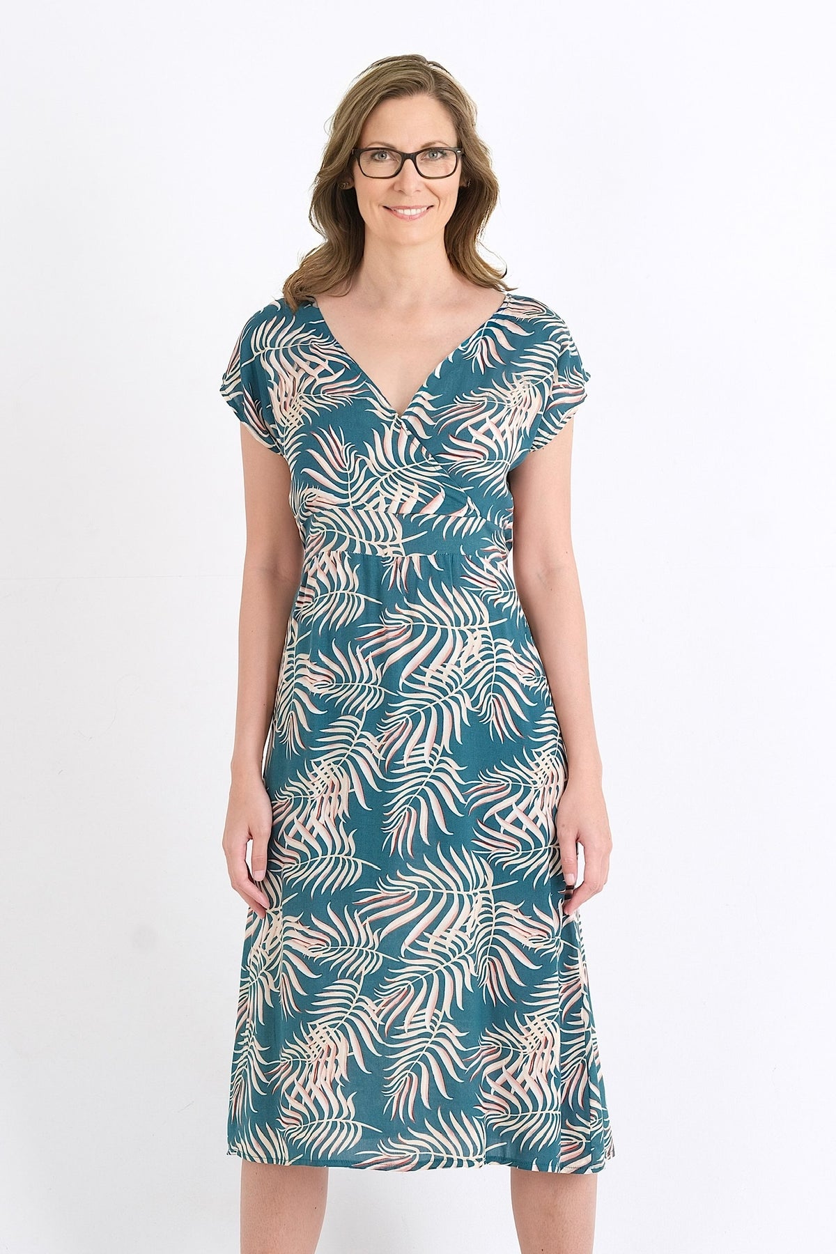 Explorez notre collection avec cette robe en viscose fluide, disponible pour les femmes au Québec. Achetez en ligne et choisissez parmi les tailles XS à XXL pour allier confort et style chic cet été.