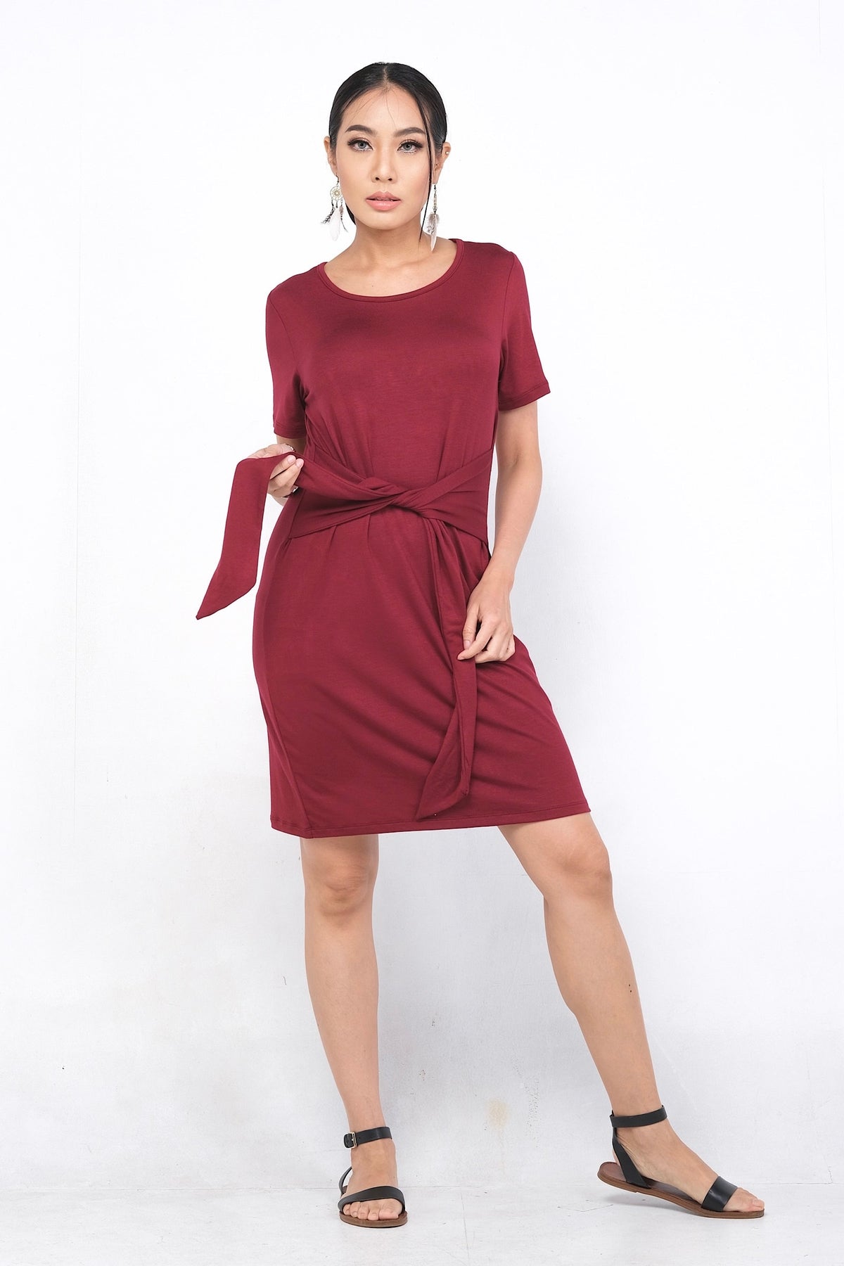Robe Alexiane en rayonne avec nœud ajustable, pour une allure sophistiquée et confortable.