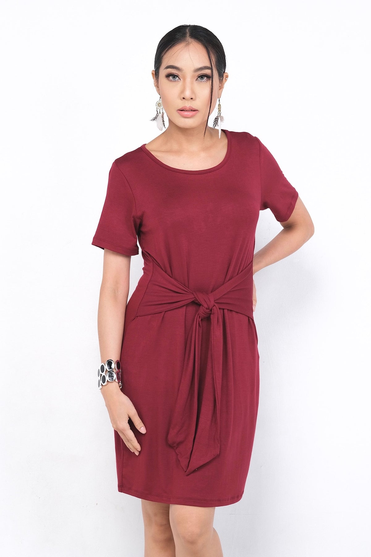 Robe Alexiane en rayonne avec nœud ajustable, pour une allure sophistiquée et confortable.