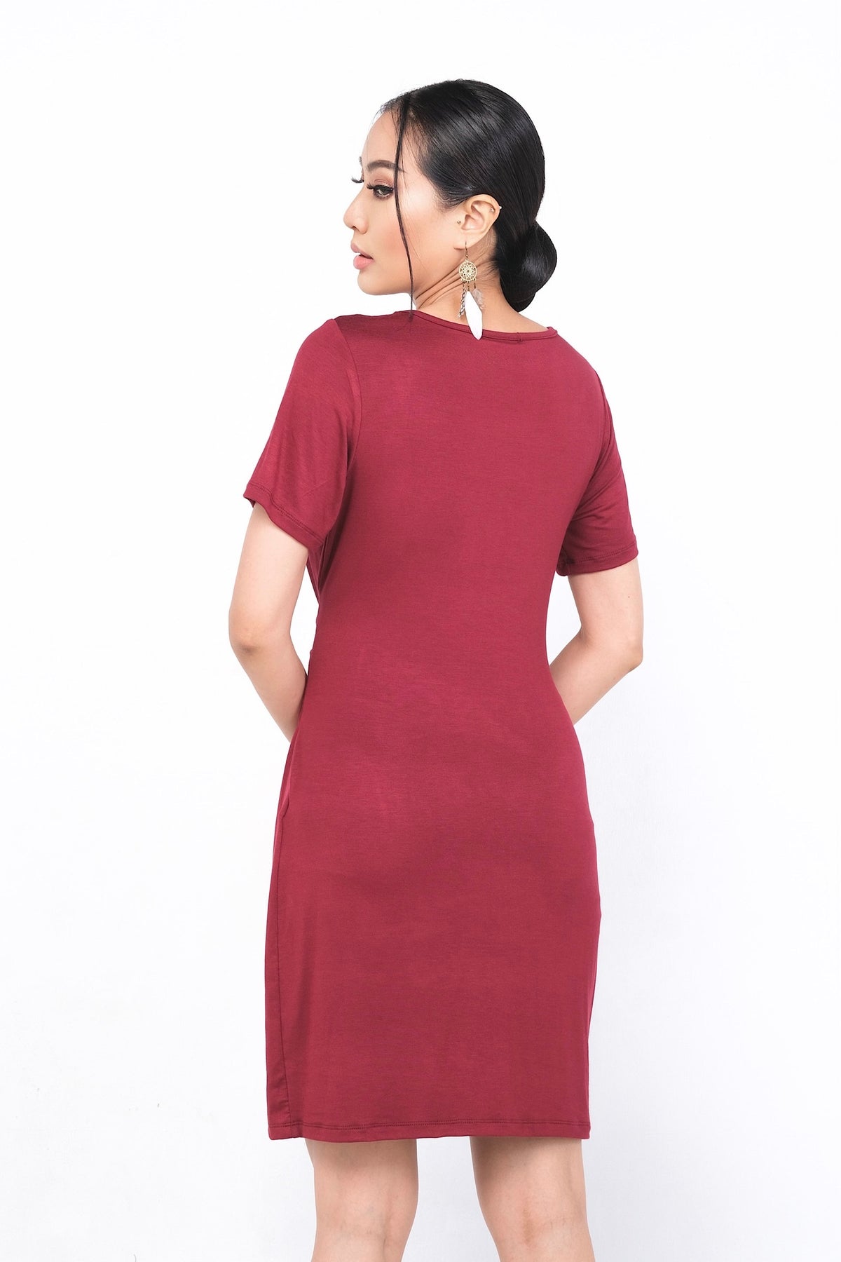 Robe Alexiane en rayonne avec nœud ajustable, pour une allure sophistiquée et confortable.