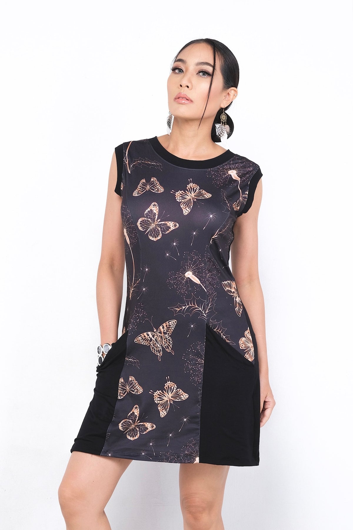 Robe Quintessa en polyester et spandex, avec un motif élégant de papillons sur un fond noir.