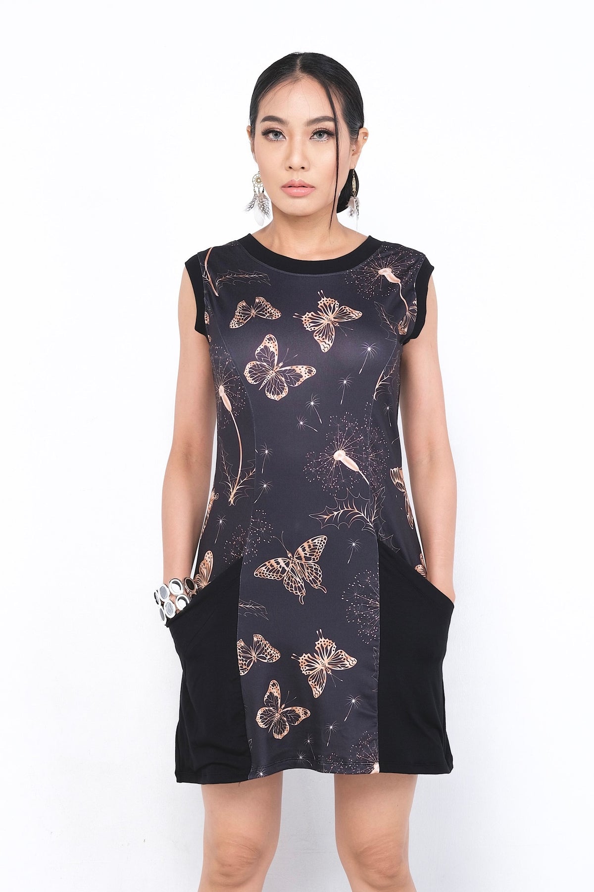 Robe Quintessa en polyester et spandex, avec un motif élégant de papillons sur un fond noir.