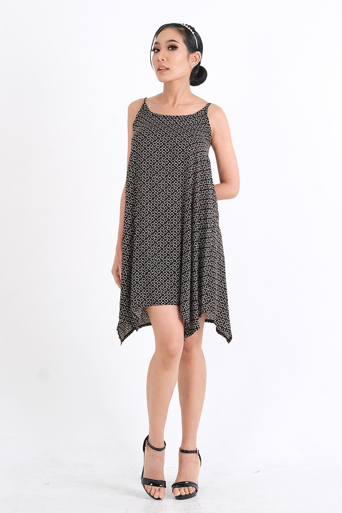 Magasinez en ligne au Québec cette robe d'été en viscose, conçue pour le confort et la sophistication. Disponible du XS au XXL, elle est idéale pour toutes vos occasions estivales.