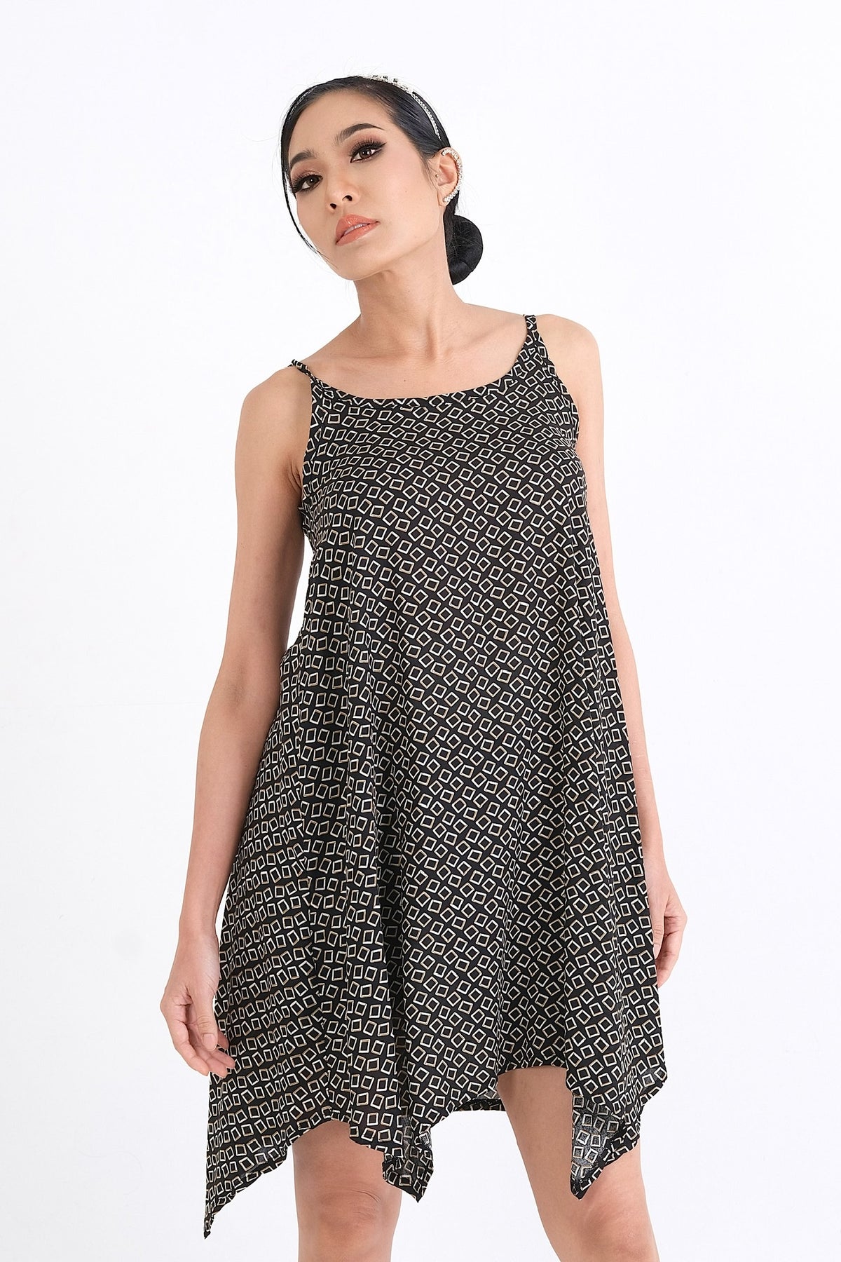 Magasinez en ligne au Québec cette robe d'été en viscose, conçue pour le confort et la sophistication. Disponible du XS au XXL, elle est idéale pour toutes vos occasions estivales.