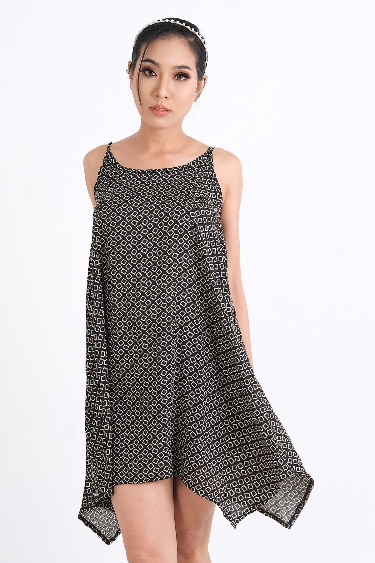 Magasinez en ligne au Québec cette robe d'été en viscose, conçue pour le confort et la sophistication. Disponible du XS au XXL, elle est idéale pour toutes vos occasions estivales.