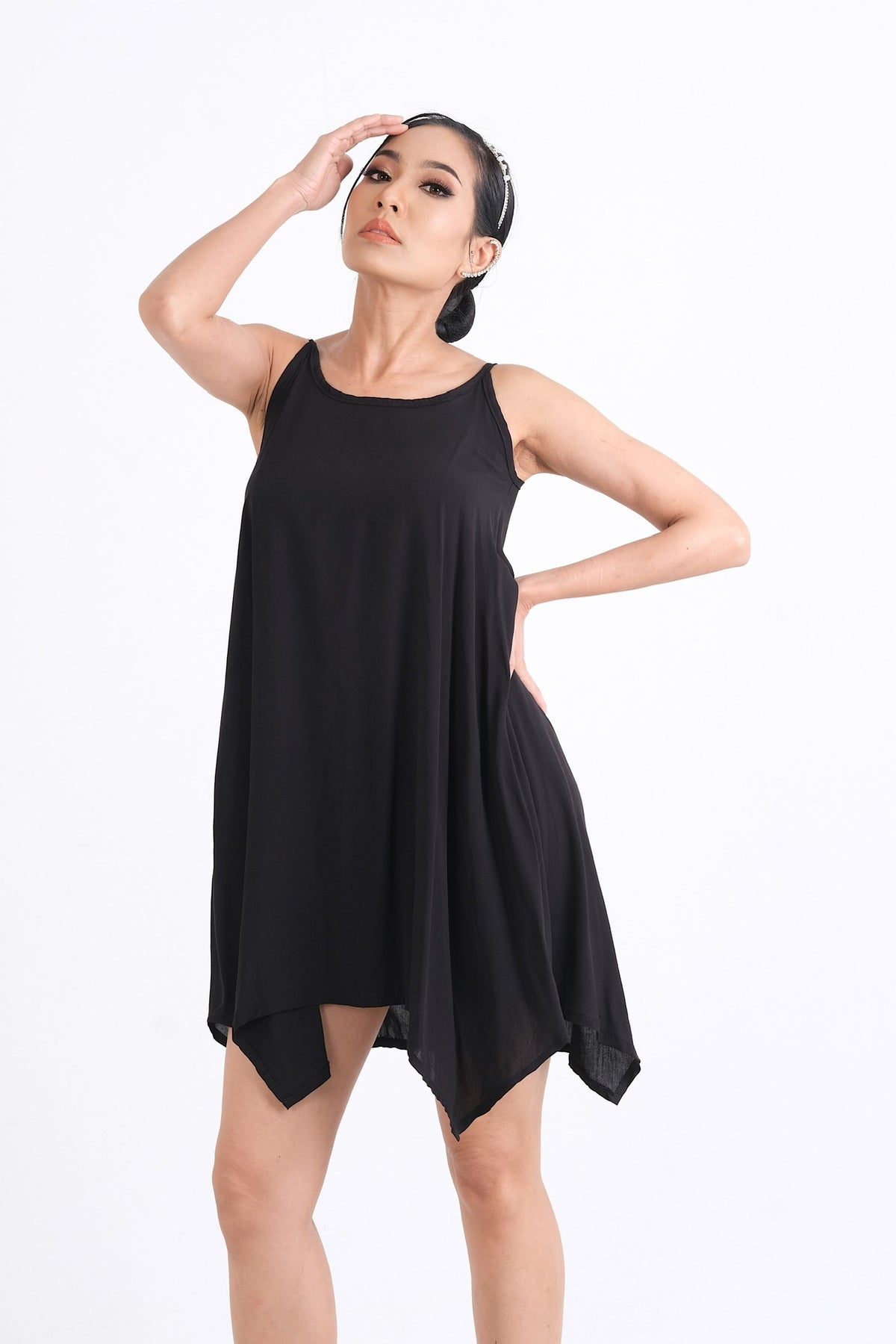 Découvrez notre Robe en Viscose fluide et soyeuse, idéale pour l'été. Disponible en XS à XXL, facile d'entretien. Guide des tailles pour un ajustement parfait.