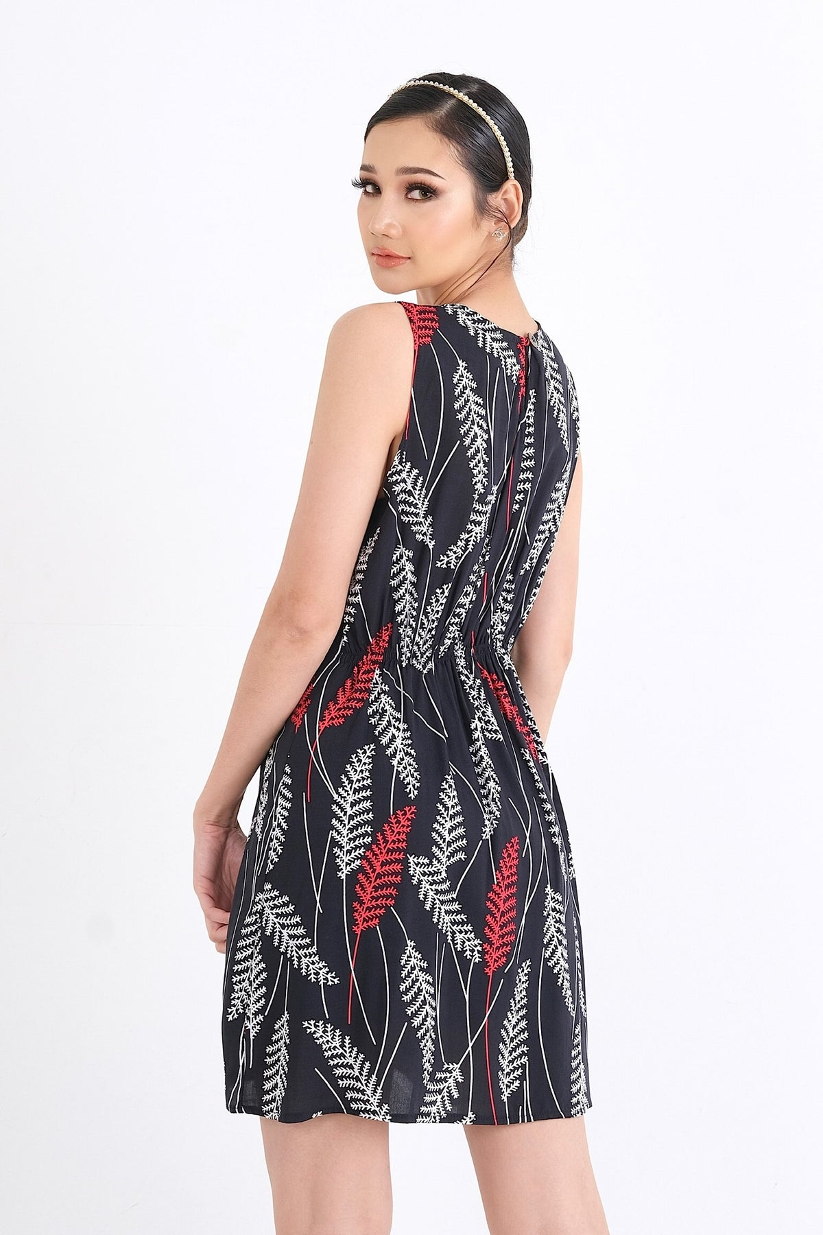 Explorez notre collection avec cette robe en viscose fluide, disponible pour les femmes au Québec. Achetez en ligne et choisissez parmi les tailles XS à XXL pour allier confort et style chic cet été.