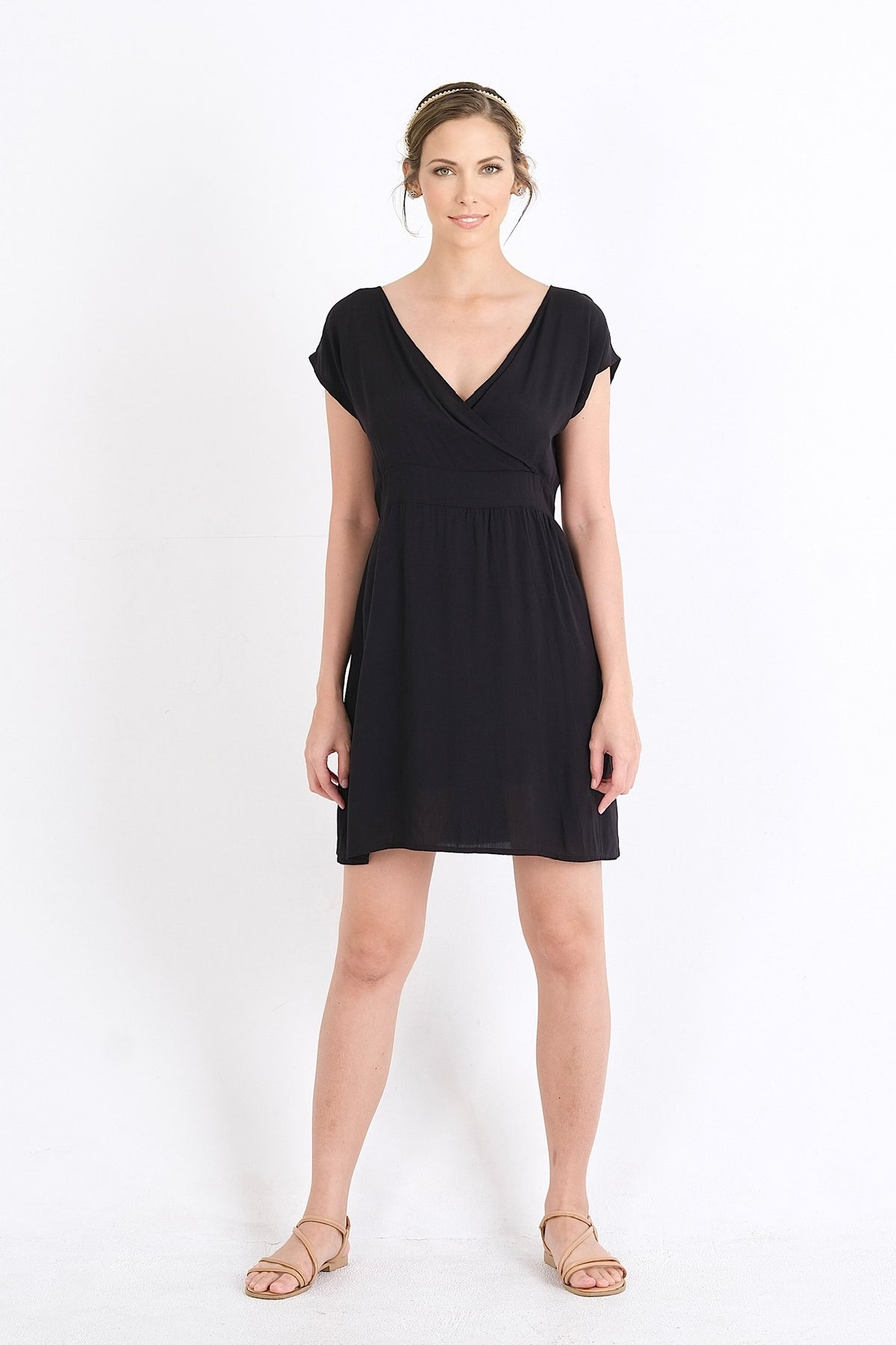 Explorez le style moderne de cette robe en viscose soyeuse et confortable. Idéale pour l'été, cette pièce est disponible en ligne pour les femmes élégantes du Québec, du XS au XXL.