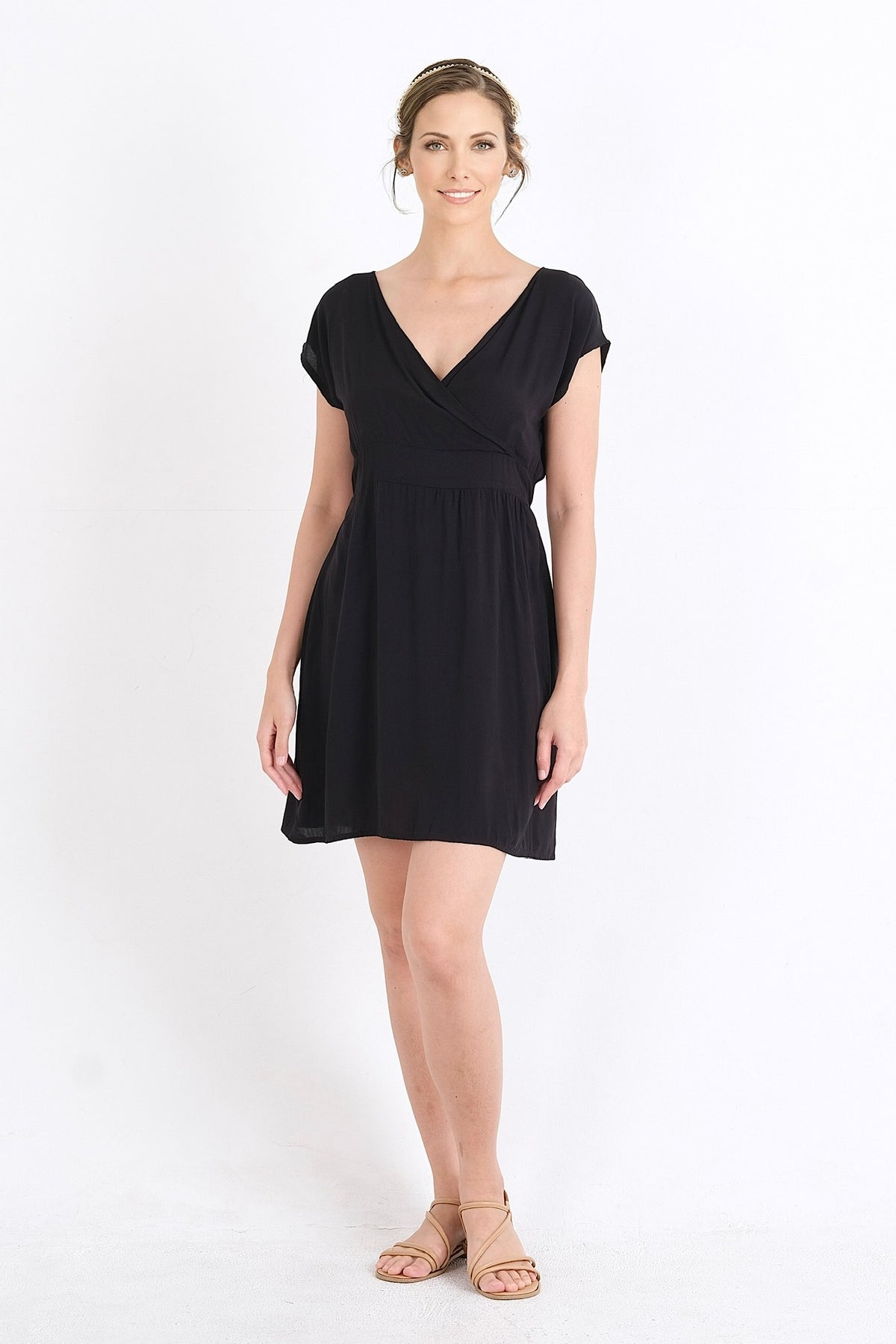 Explorez le style moderne de cette robe en viscose soyeuse et confortable. Idéale pour l'été, cette pièce est disponible en ligne pour les femmes élégantes du Québec, du XS au XXL.