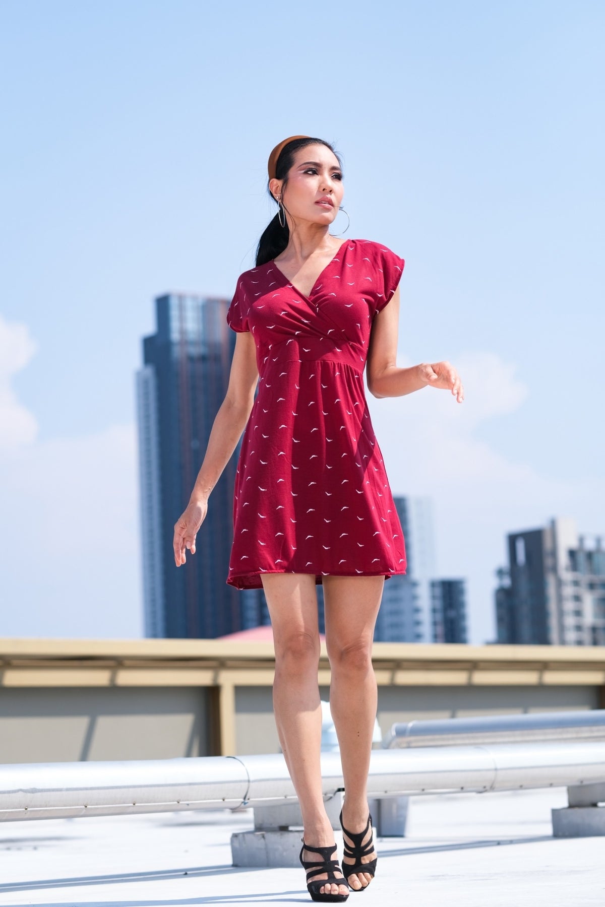 Coupe classique, en coton, se porte à merveille avec sandales, sneakers ou chaussures à talon haut pour un look plus chic. Un «must» pour votre garde-robe printemps été.