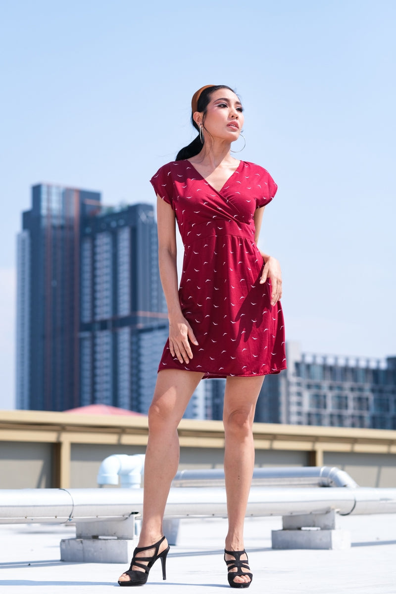 Coupe classique, en coton, se porte à merveille avec sandales, sneakers ou chaussures à talon haut pour un look plus chic. Un «must» pour votre garde-robe printemps été.