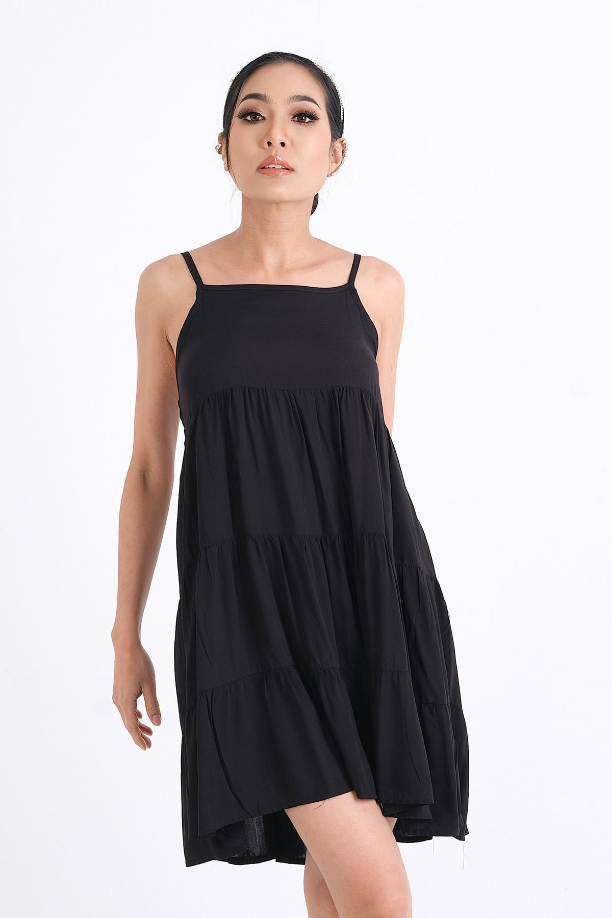 Explorez le style moderne de cette robe en viscose soyeuse et confortable. Idéale pour l'été, cette pièce est disponible en ligne pour les femmes élégantes du Québec, du XS au XXL.