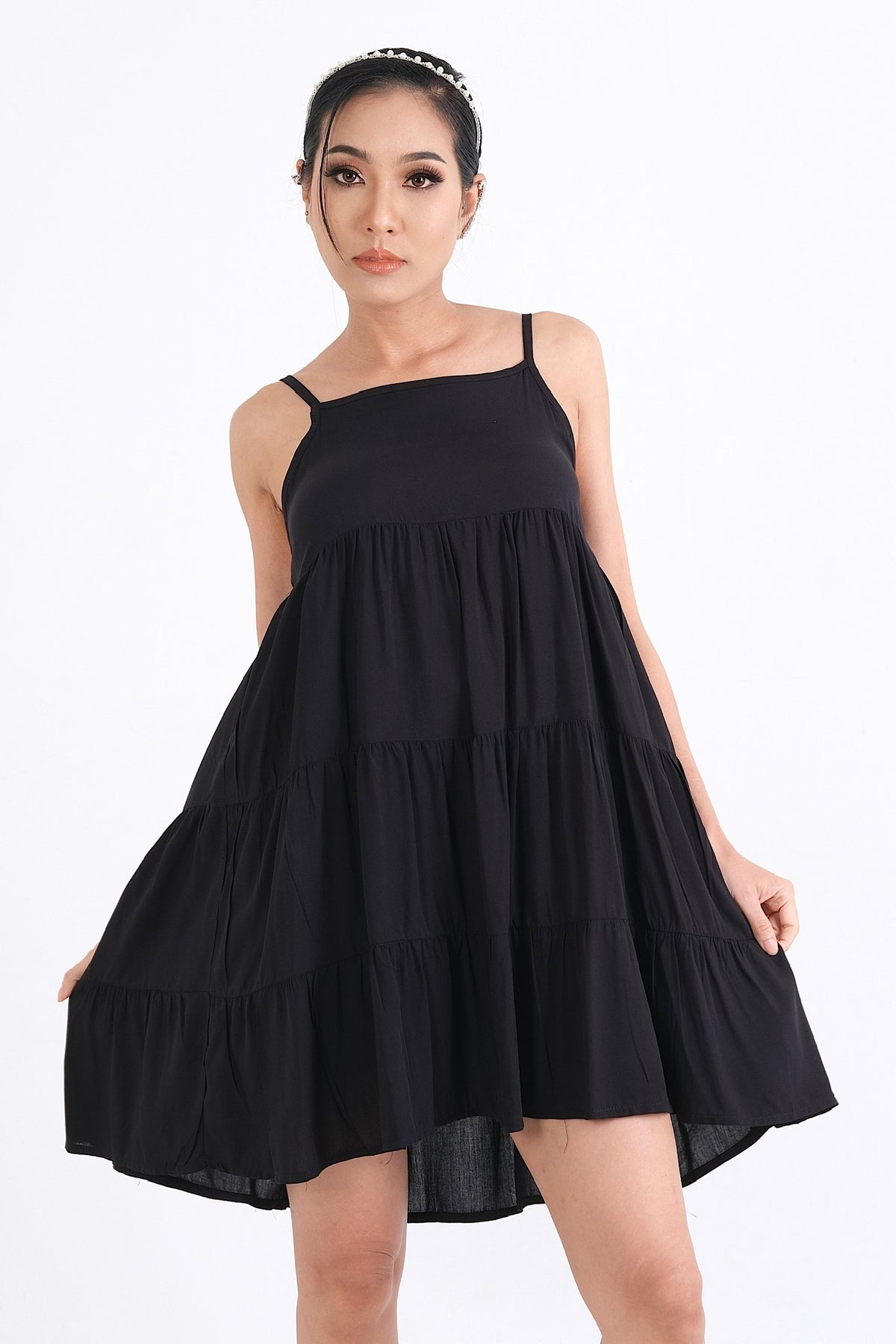 Explorez le style moderne de cette robe en viscose soyeuse et confortable. Idéale pour l'été, cette pièce est disponible en ligne pour les femmes élégantes du Québec, du XS au XXL.
