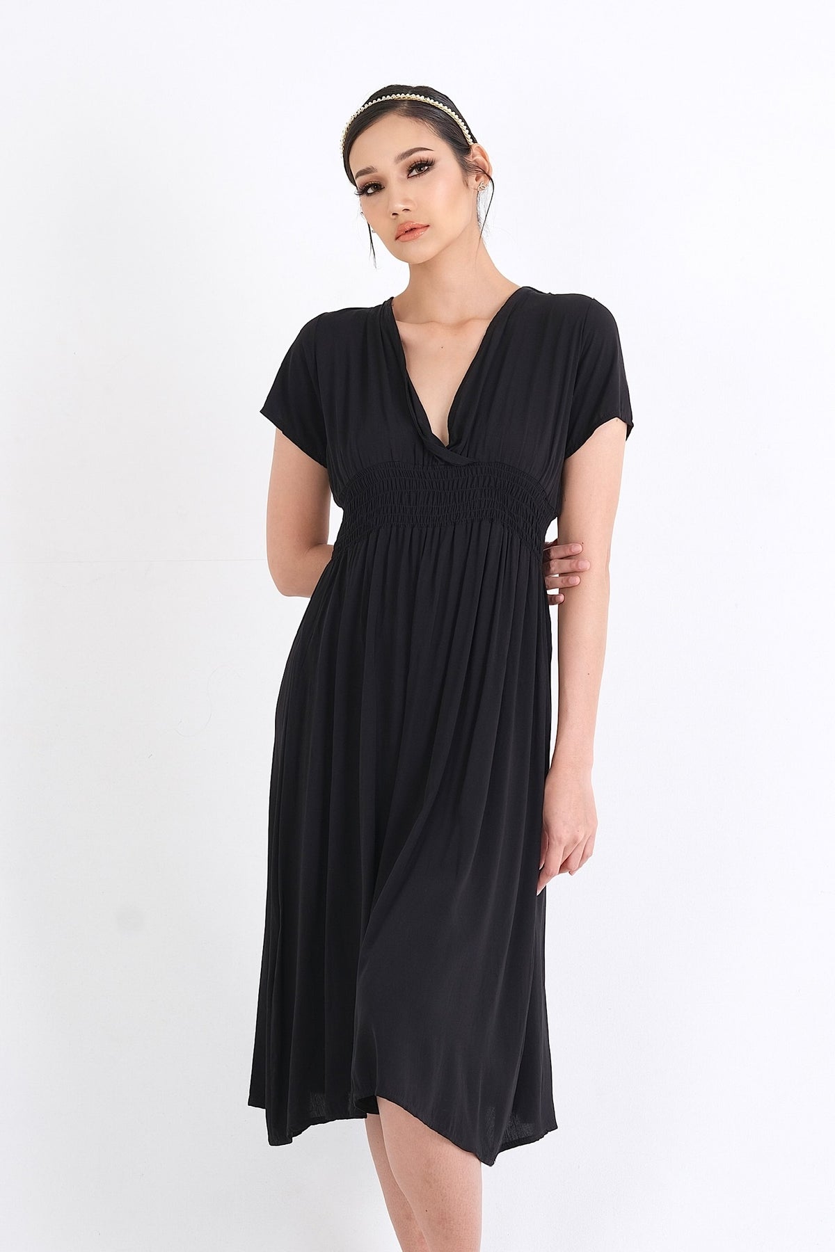 Découvrez notre Robe en Viscose fluide et soyeuse, idéale pour l'été. Disponible en XS à XXL, facile d'entretien. Guide des tailles pour un ajustement parfait.