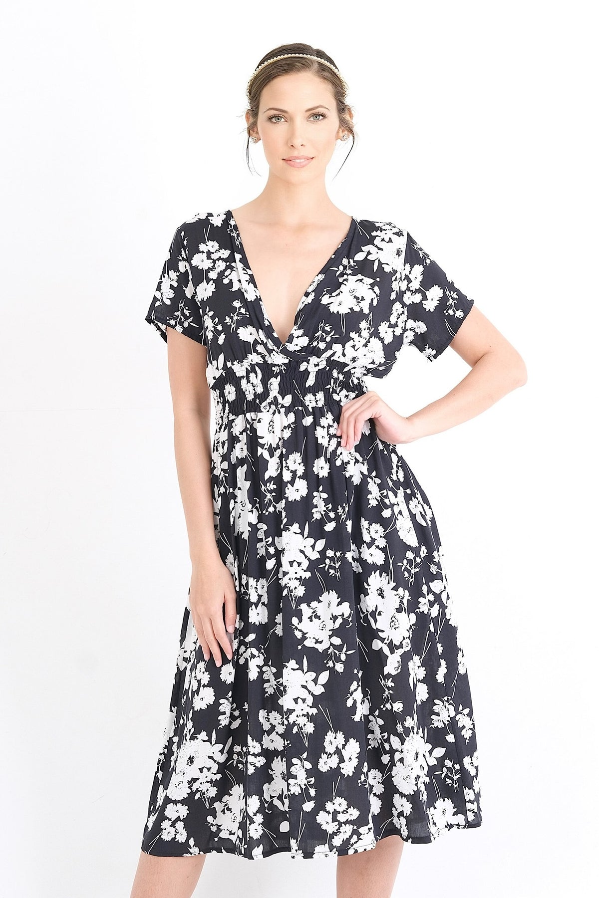 Découvrez cette robe légère et chic pour femme, disponible exclusivement en ligne au Québec. Tailles XS-XXL disponibles pour une élégance estivale quotidienne.