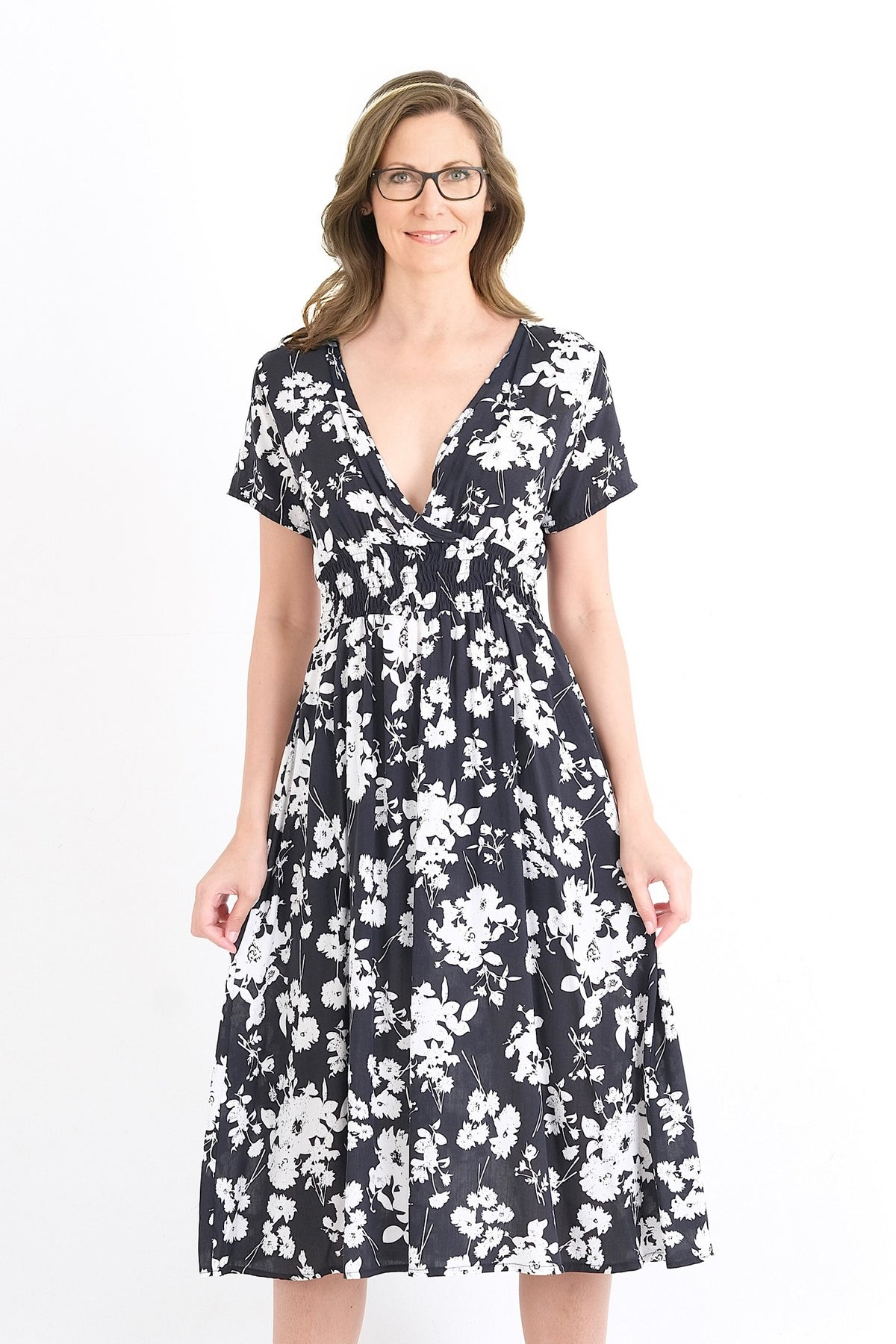 Découvrez cette robe légère et chic pour femme, disponible exclusivement en ligne au Québec. Tailles XS-XXL disponibles pour une élégance estivale quotidienne.