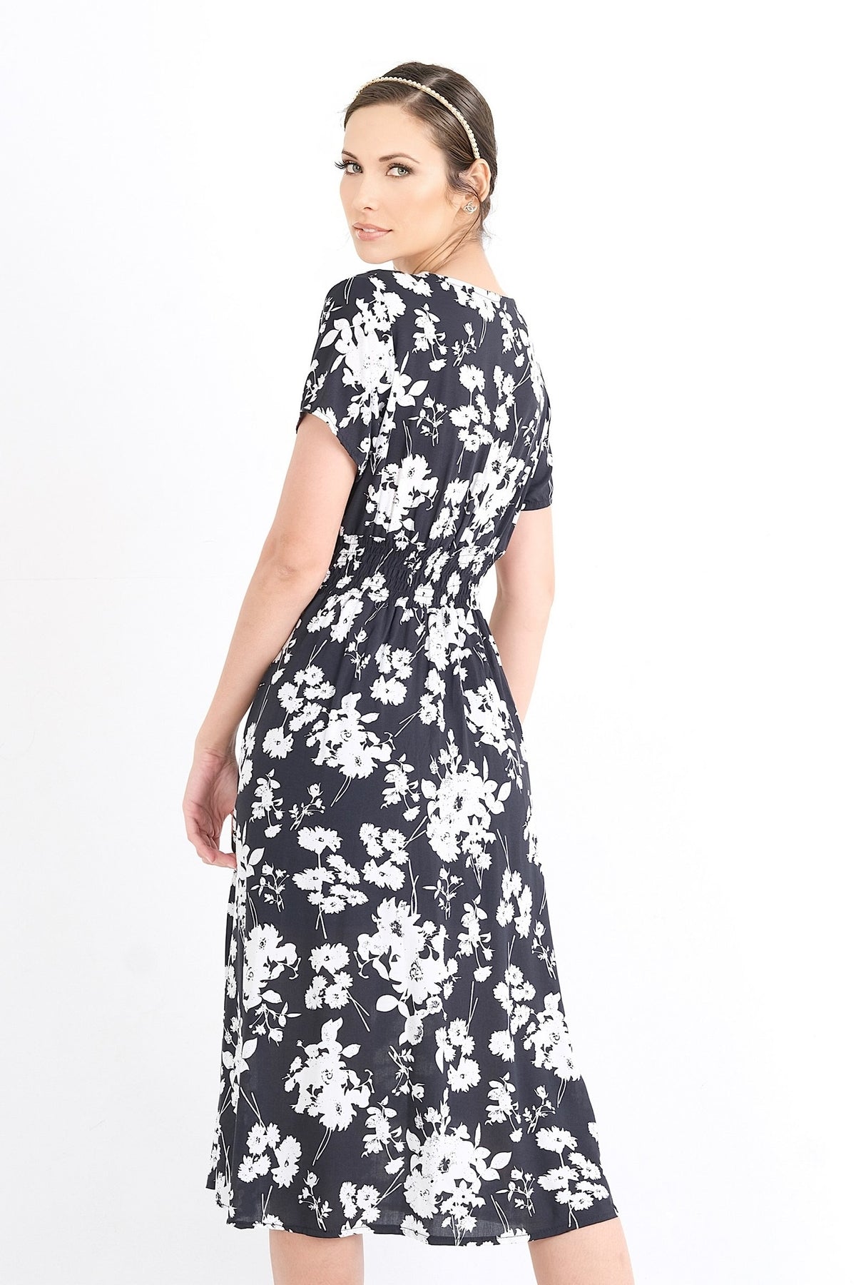 Découvrez cette robe légère et chic pour femme, disponible exclusivement en ligne au Québec. Tailles XS-XXL disponibles pour une élégance estivale quotidienne.