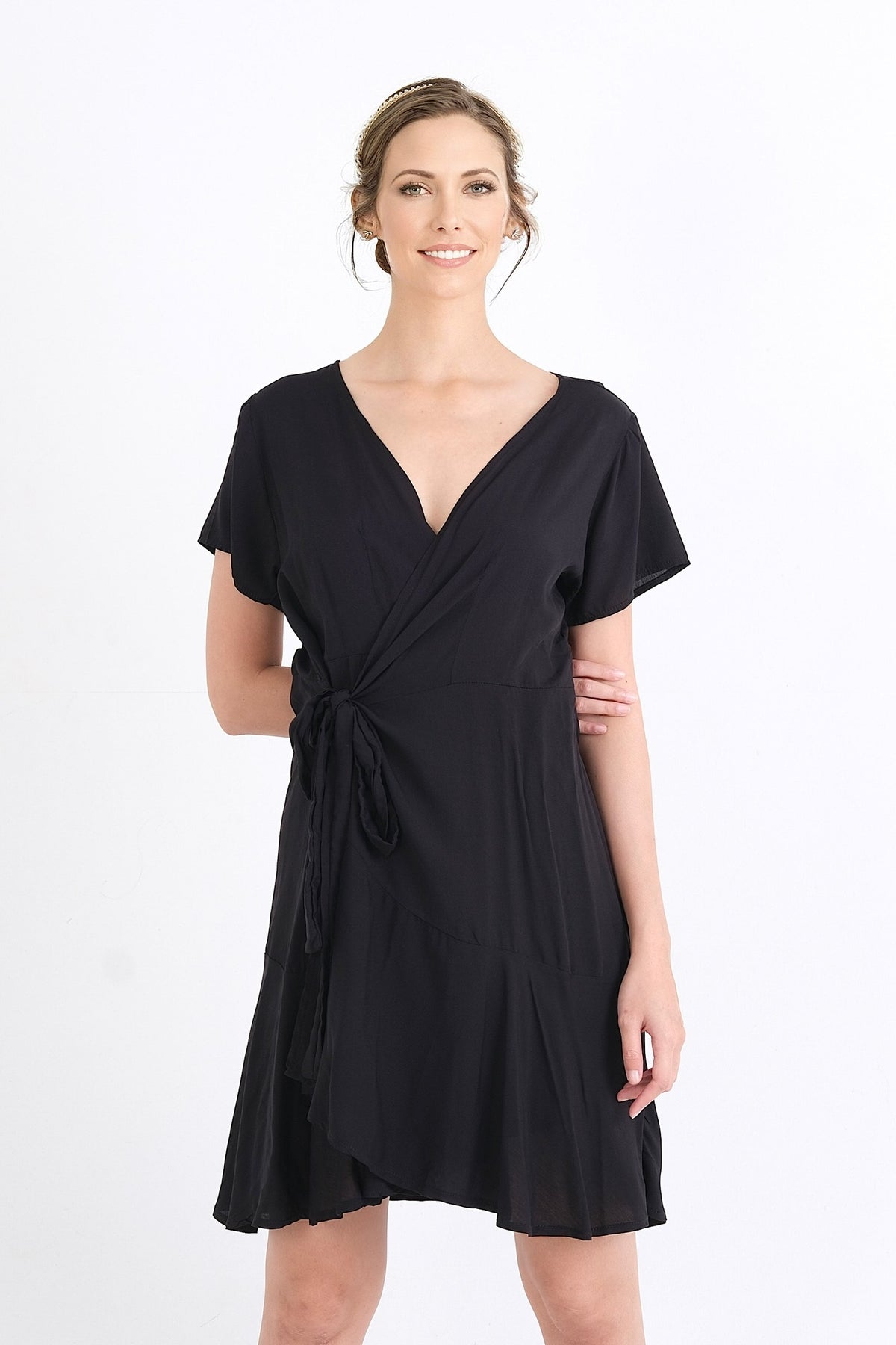 Élégance et confort se rencontrent dans cette robe en viscose, parfaite pour l'été. Disponible en ligne au Québec, trouvez votre taille idéale du XS au XXL pour un style sans effort.