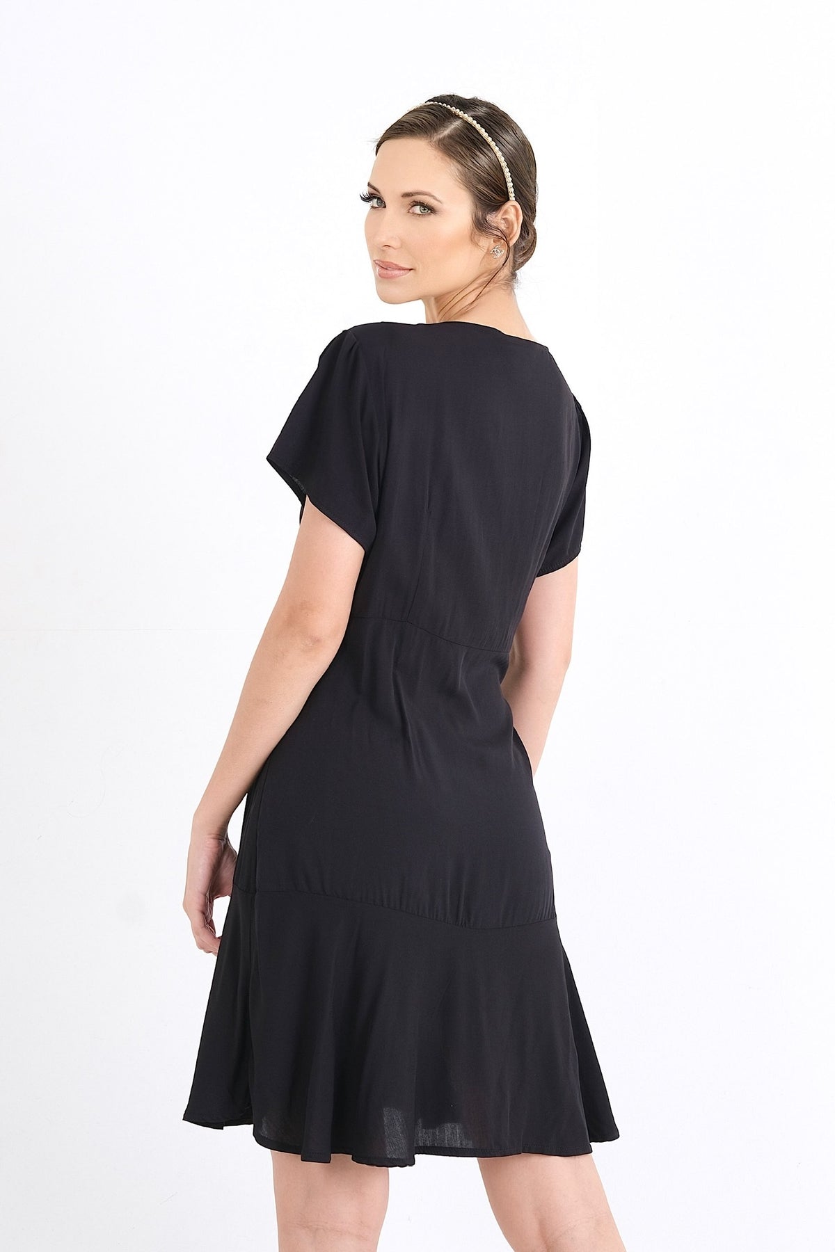 Élégance et confort se rencontrent dans cette robe en viscose, parfaite pour l'été. Disponible en ligne au Québec, trouvez votre taille idéale du XS au XXL pour un style sans effort.