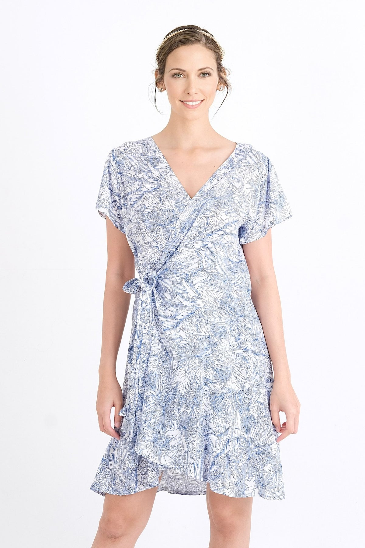 Explorez le style moderne de cette robe en viscose soyeuse et confortable. Idéale pour l'été, cette pièce est disponible en ligne pour les femmes élégantes du Québec, du XS au XXL.