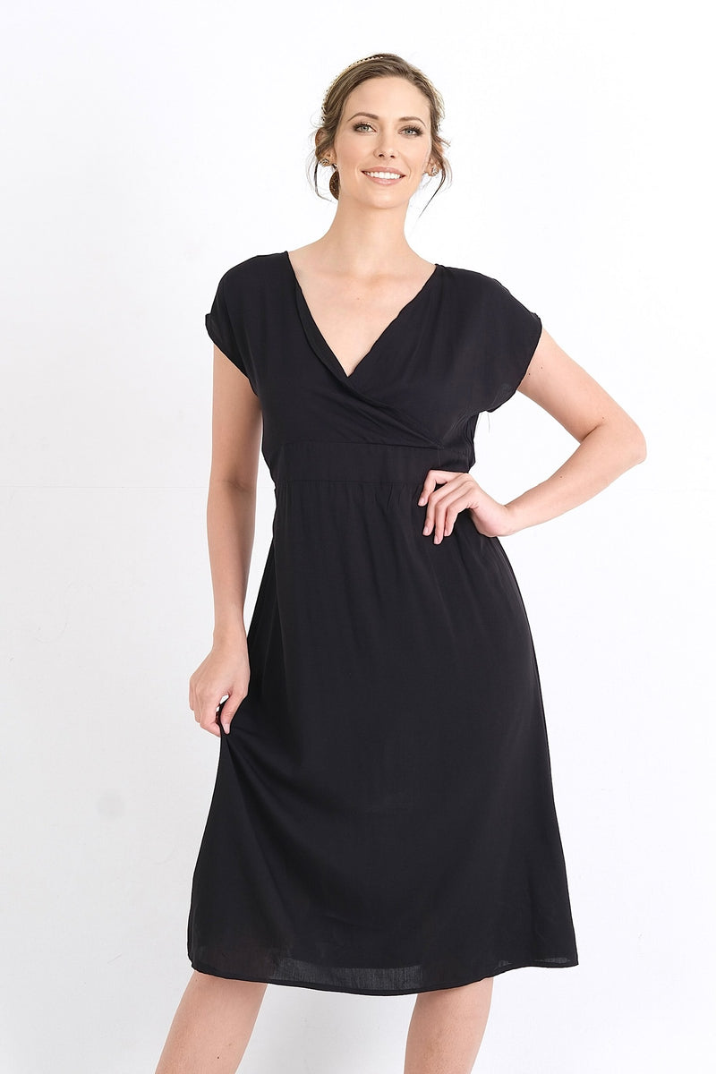 Magasinez en ligne au Québec cette robe d'été en viscose, conçue pour le confort et la sophistication. Disponible du XS au XXL, elle est idéale pour toutes vos occasions estivales.