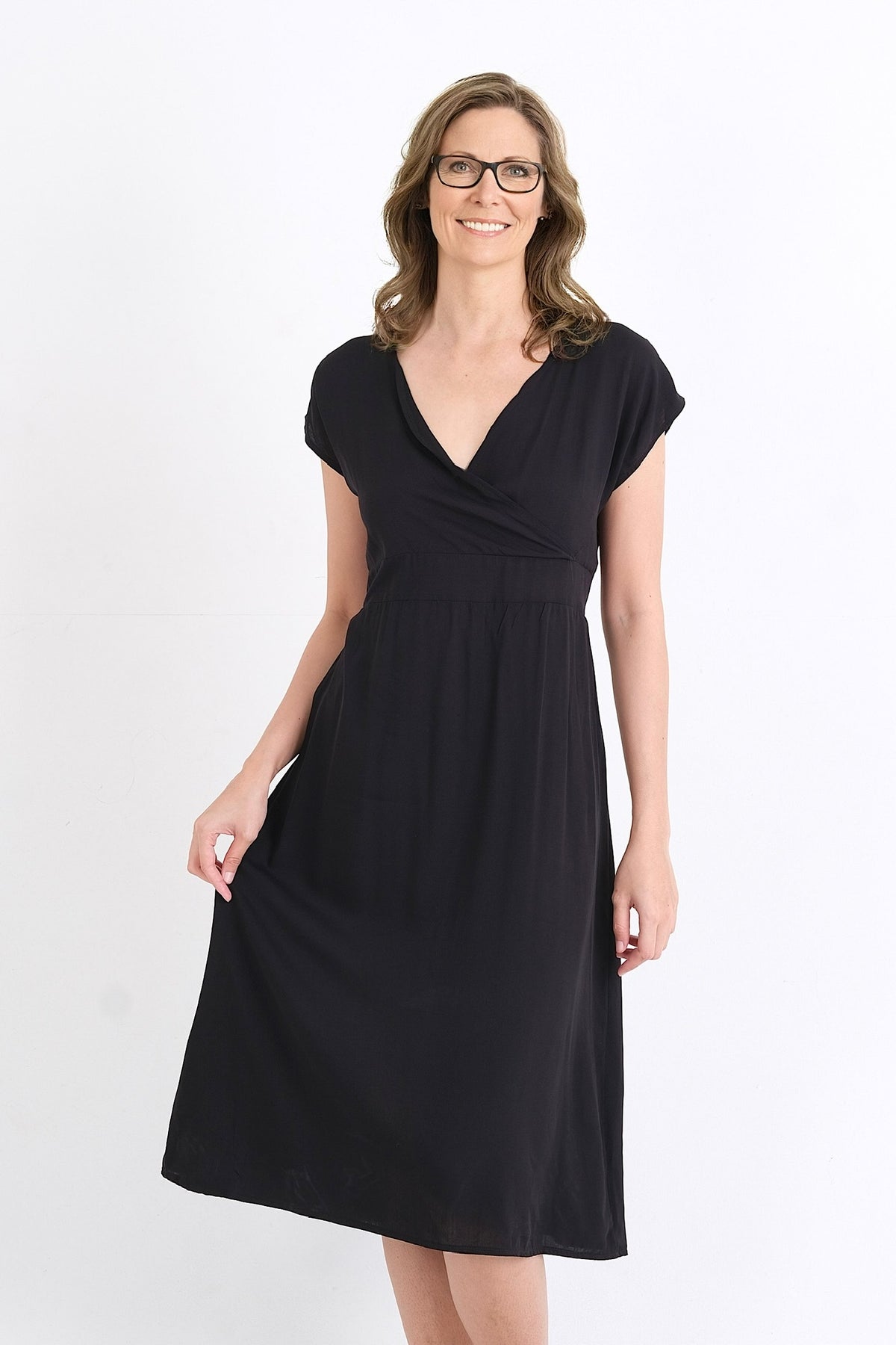 Magasinez en ligne au Québec cette robe d'été en viscose, conçue pour le confort et la sophistication. Disponible du XS au XXL, elle est idéale pour toutes vos occasions estivales.