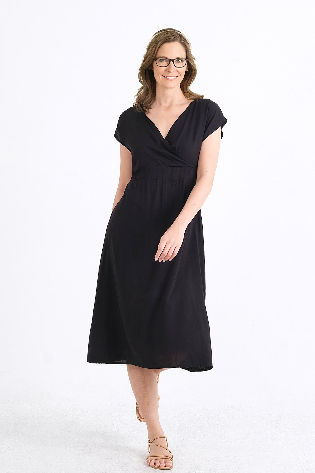 Magasinez en ligne au Québec cette robe d'été en viscose, conçue pour le confort et la sophistication. Disponible du XS au XXL, elle est idéale pour toutes vos occasions estivales.