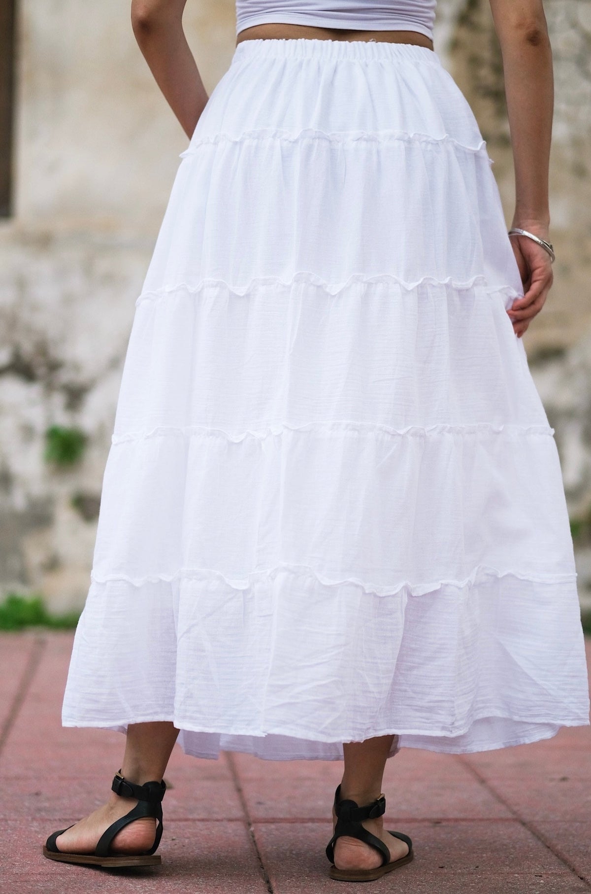 Jupe Alizé Blanche, élégante avec ses volants superposés qui ajoutent une touche de féminité et de mouvement. Parfaite pour les journées estivales ou les soirées en plein air.