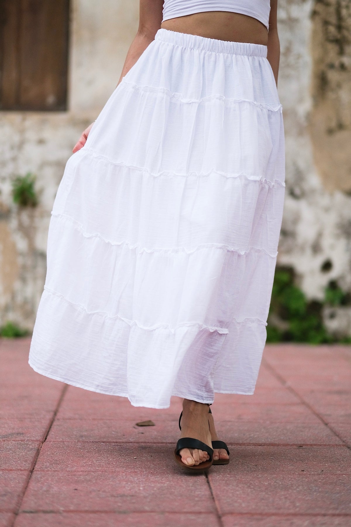 Jupe Alizé Blanche, élégante avec ses volants superposés qui ajoutent une touche de féminité et de mouvement. Parfaite pour les journées estivales ou les soirées en plein air.