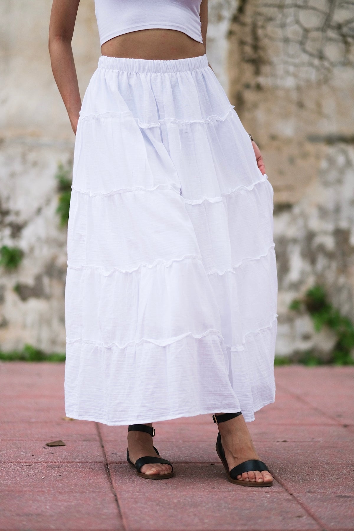 Jupe Alizé Blanche, élégante avec ses volants superposés qui ajoutent une touche de féminité et de mouvement. Parfaite pour les journées estivales ou les soirées en plein air.