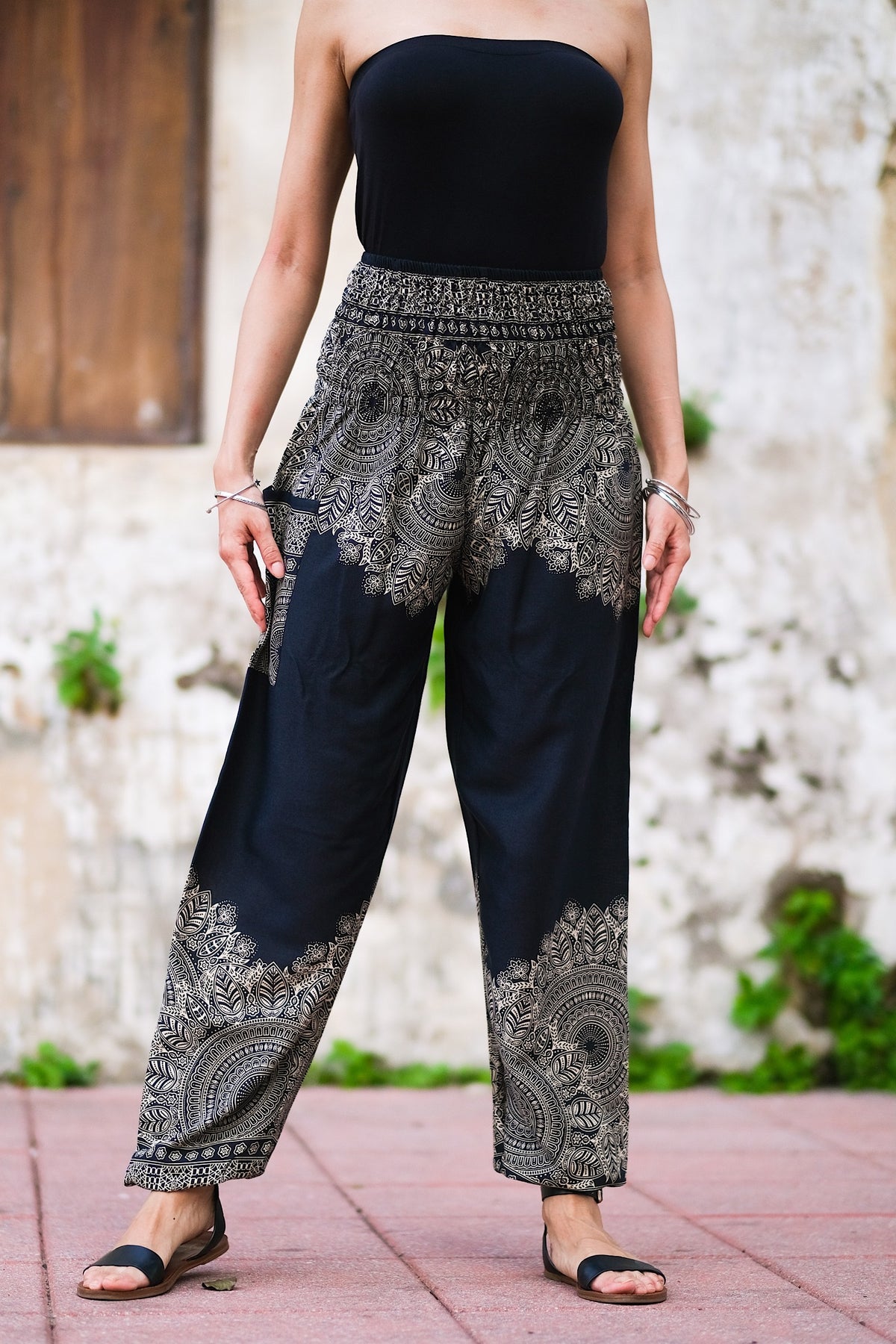 Pantalon léger en rayonne, doux et confortable, élastique aux chevilles permet de le remonter au dessus des mollets, passe-partout, parfait pour le yoga ou une promenade en vélo, il se porte en toute occasion, un incontournable à petit prix pour ce printemps-été.&nbsp;
