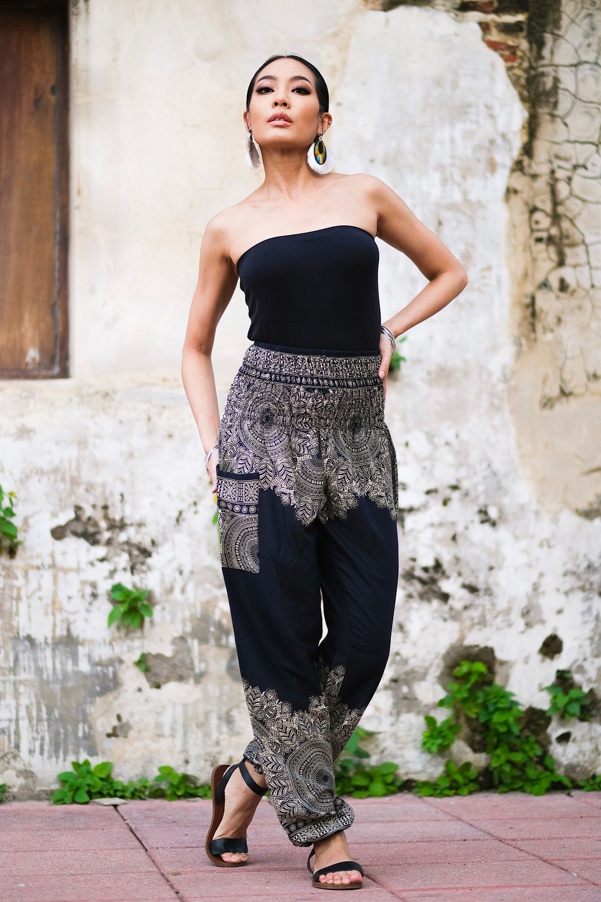 Pantalon léger en rayonne, doux et confortable, élastique aux chevilles permet de le remonter au dessus des mollets, passe-partout, parfait pour le yoga ou une promenade en vélo, il se porte en toute occasion, un incontournable à petit prix pour ce printemps-été.&nbsp;