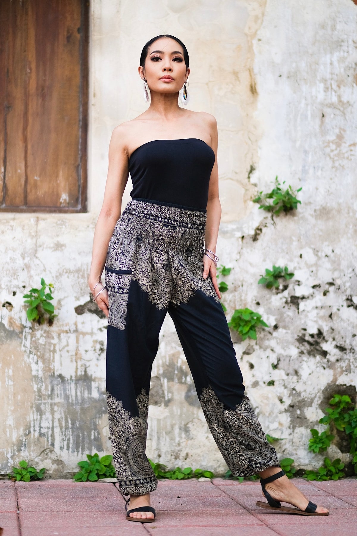 Pantalon léger en rayonne, doux et confortable, élastique aux chevilles permet de le remonter au dessus des mollets, passe-partout, parfait pour le yoga ou une promenade en vélo, il se porte en toute occasion, un incontournable à petit prix pour ce printemps-été.&nbsp;