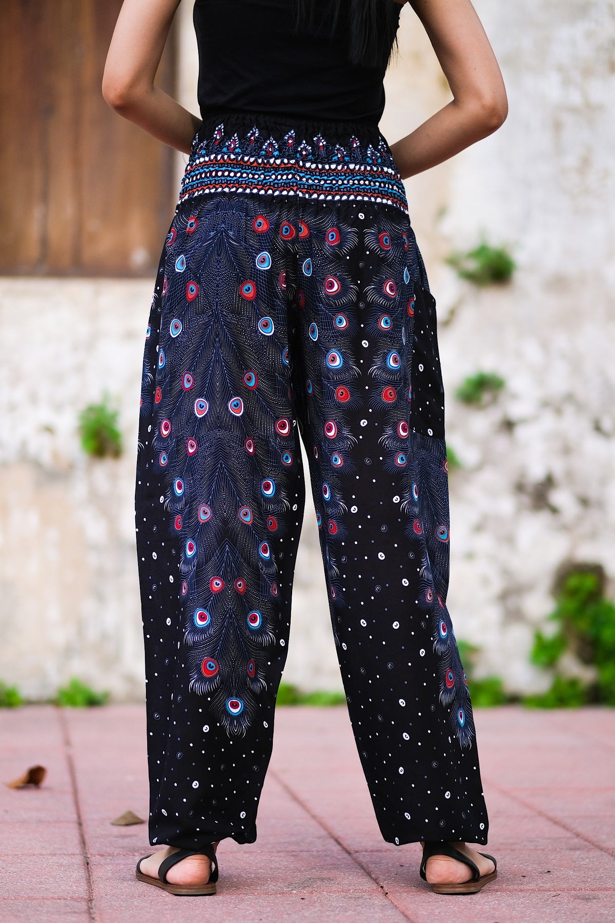 Pantalon léger en rayonne, doux et confortable, élastique aux chevilles permet de le remonter au dessus des mollets, passe-partout, parfait pour le yoga ou une promenade en vélo, il se porte en toute occasion, un incontournable à petit prix pour ce printemps-été.