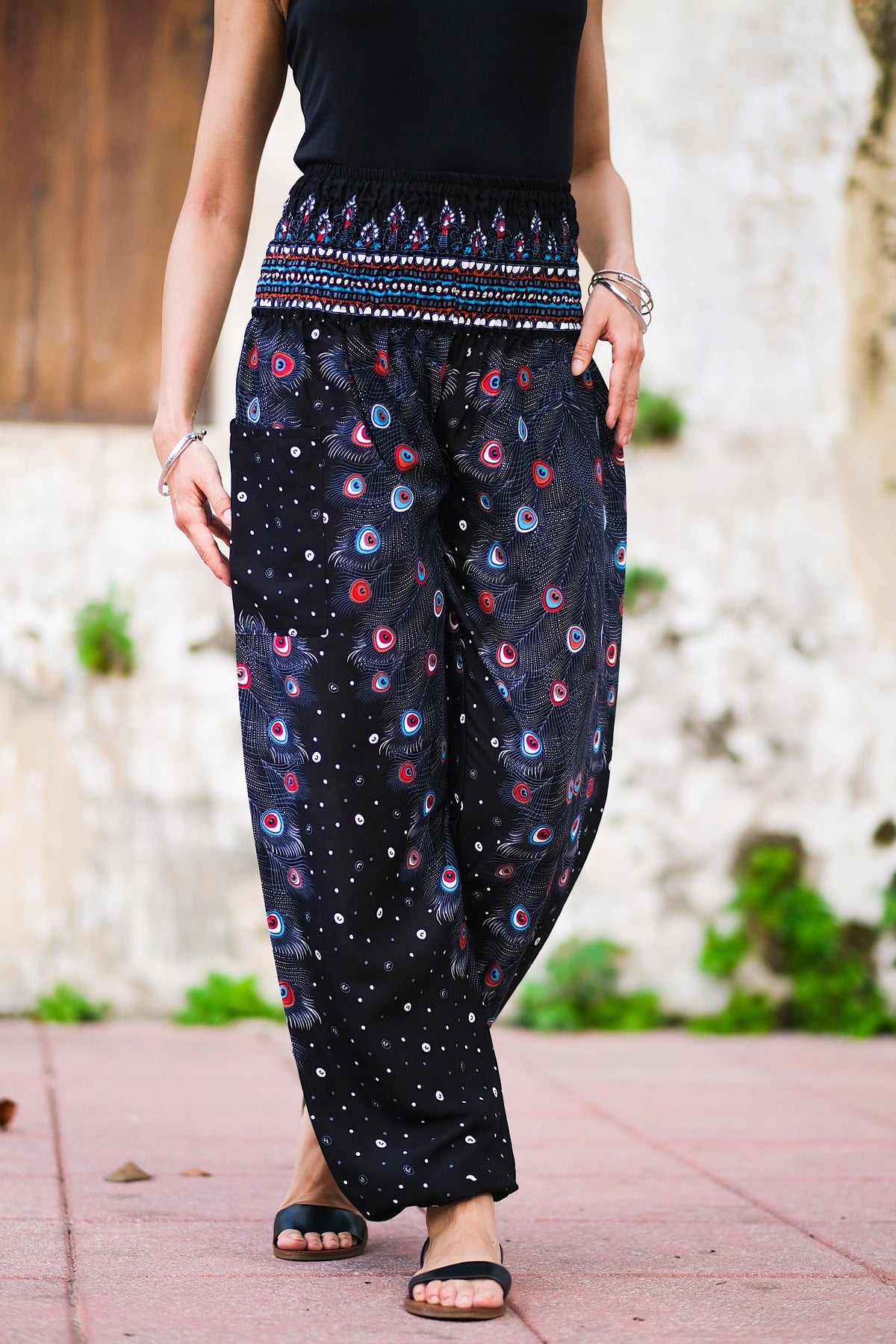Pantalon léger en rayonne, doux et confortable, élastique aux chevilles permet de le remonter au dessus des mollets, passe-partout, parfait pour le yoga ou une promenade en vélo, il se porte en toute occasion, un incontournable à petit prix pour ce printemps-été.