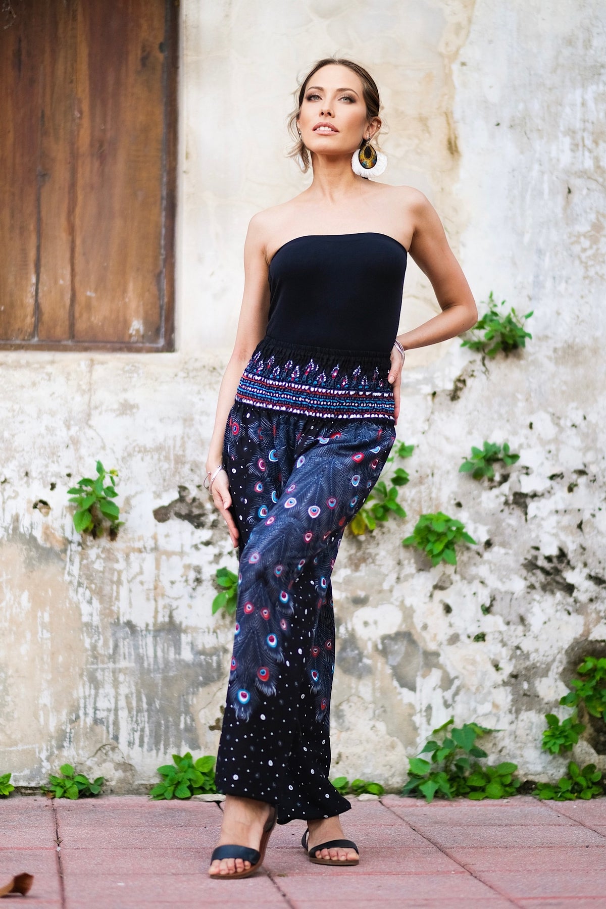 Pantalon léger en rayonne, doux et confortable, élastique aux chevilles permet de le remonter au dessus des mollets, passe-partout, parfait pour le yoga ou une promenade en vélo, il se porte en toute occasion, un incontournable à petit prix pour ce printemps-été.