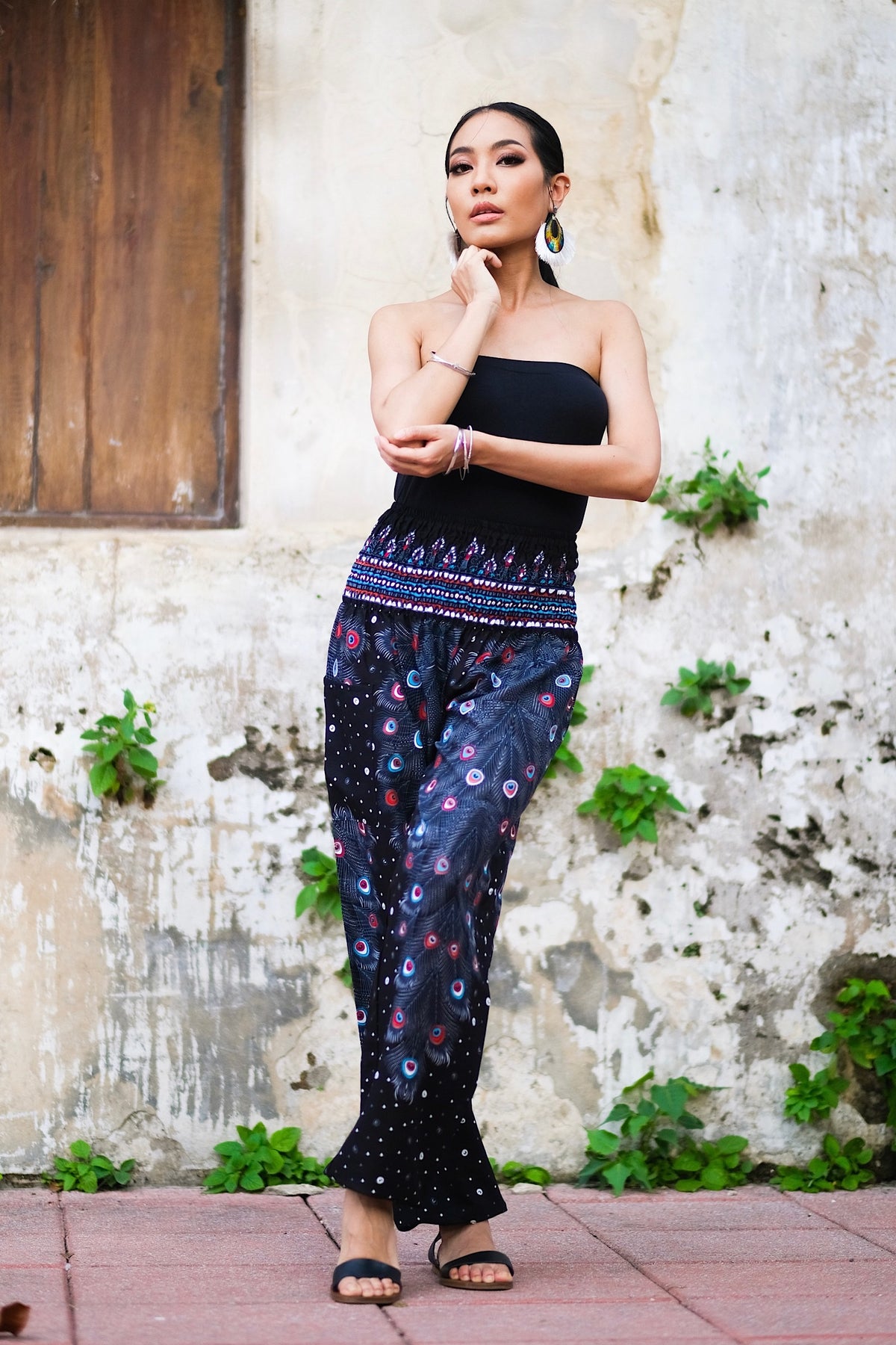 Pantalon léger en rayonne, doux et confortable, élastique aux chevilles permet de le remonter au dessus des mollets, passe-partout, parfait pour le yoga ou une promenade en vélo, il se porte en toute occasion, un incontournable à petit prix pour ce printemps-été.