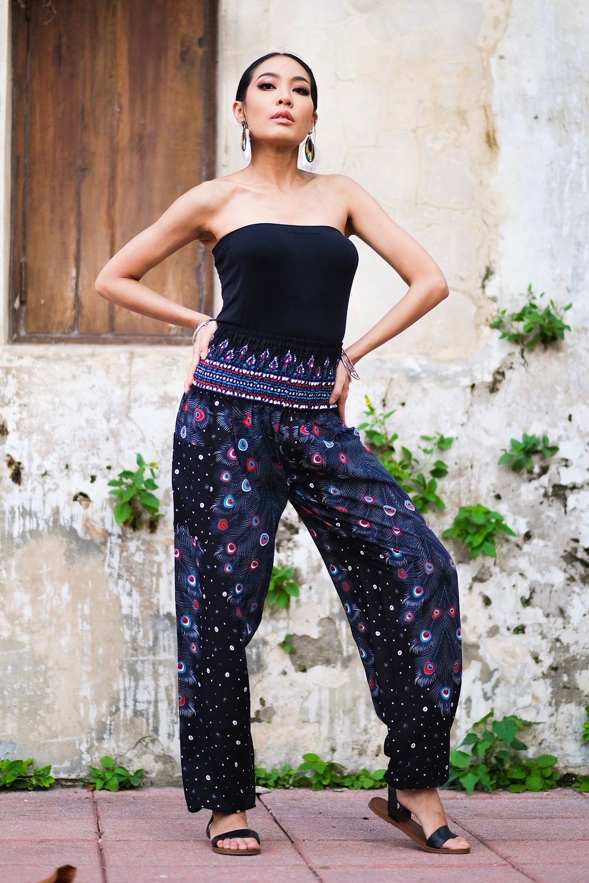 Pantalon léger en rayonne, doux et confortable, élastique aux chevilles permet de le remonter au dessus des mollets, passe-partout, parfait pour le yoga ou une promenade en vélo, il se porte en toute occasion, un incontournable à petit prix pour ce printemps-été.