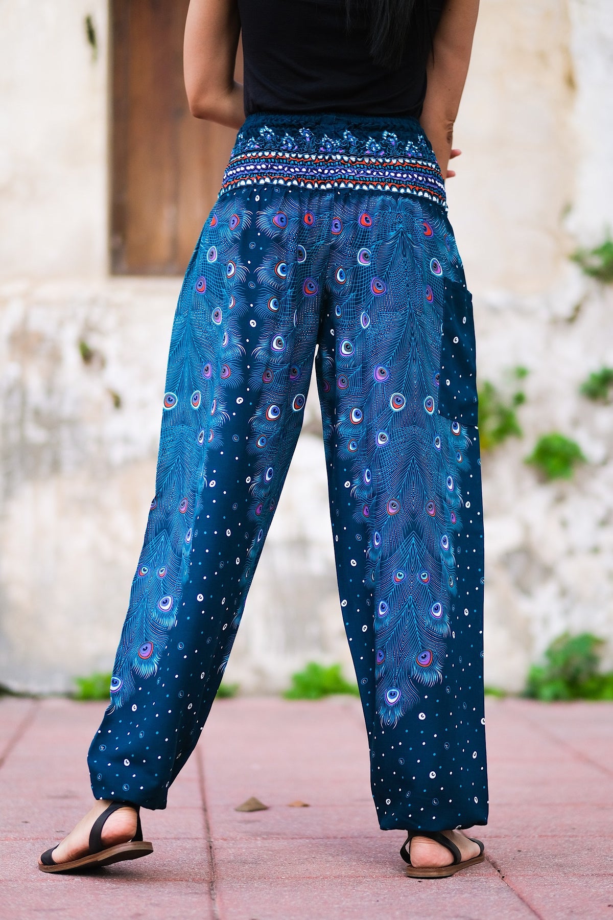 Pantalon léger en rayonne, doux et confortable, élastique aux chevilles permet de le remonter au dessus des mollets, passe-partout, parfait pour le yoga ou une promenade en vélo, il se porte en toute occasion, un incontournable à petit prix pour ce printemps-été.&nbsp;