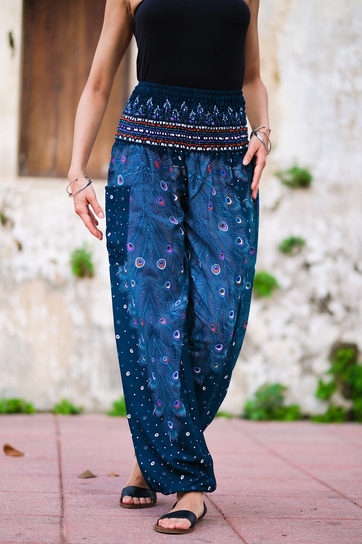 Pantalon léger en rayonne, doux et confortable, élastique aux chevilles permet de le remonter au dessus des mollets, passe-partout, parfait pour le yoga ou une promenade en vélo, il se porte en toute occasion, un incontournable à petit prix pour ce printemps-été.&nbsp;