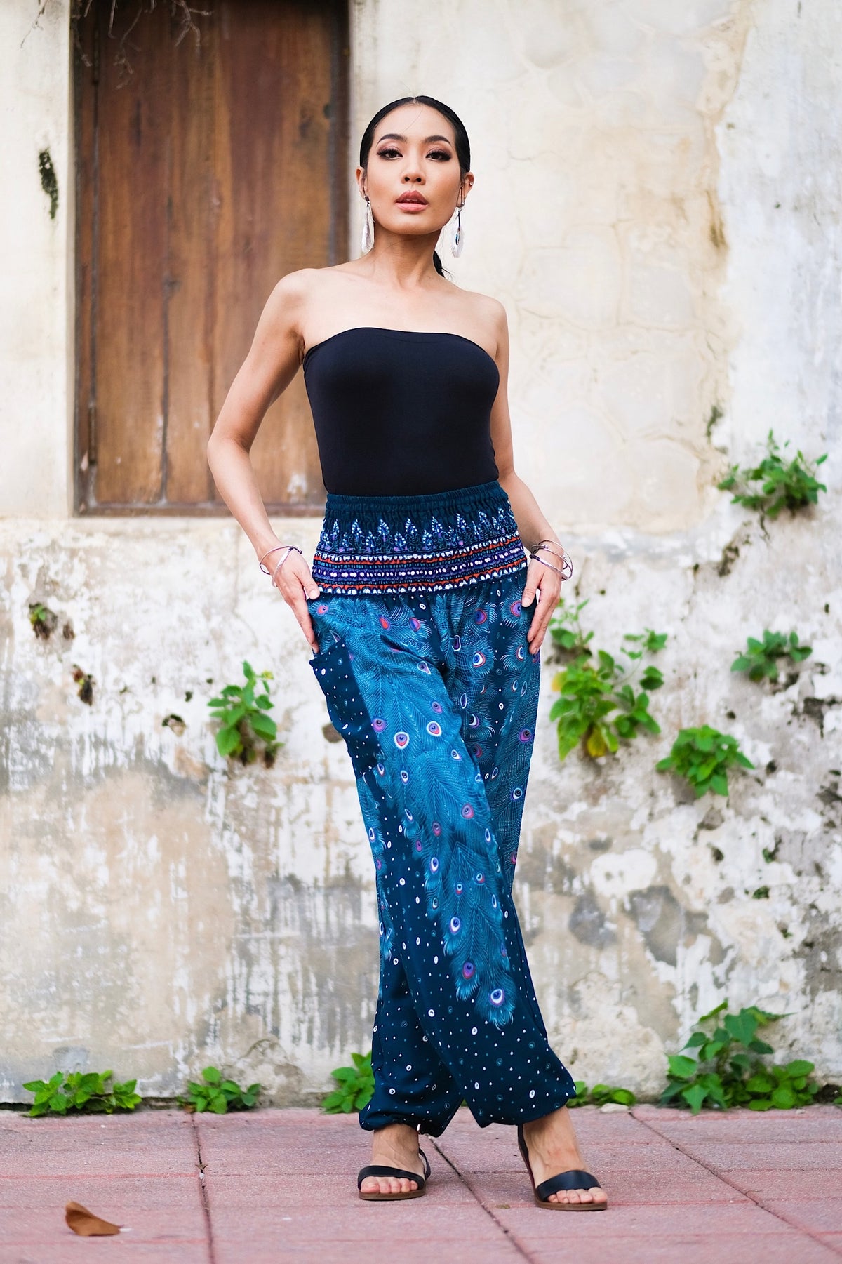 Pantalon léger en rayonne, doux et confortable, élastique aux chevilles permet de le remonter au dessus des mollets, passe-partout, parfait pour le yoga ou une promenade en vélo, il se porte en toute occasion, un incontournable à petit prix pour ce printemps-été.&nbsp;