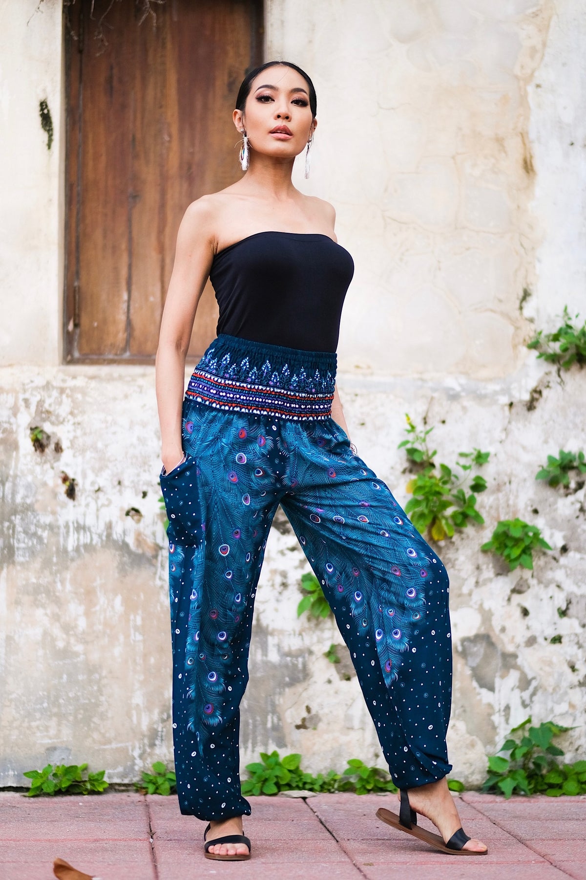 Pantalon léger en rayonne, doux et confortable, élastique aux chevilles permet de le remonter au dessus des mollets, passe-partout, parfait pour le yoga ou une promenade en vélo, il se porte en toute occasion, un incontournable à petit prix pour ce printemps-été.&nbsp;