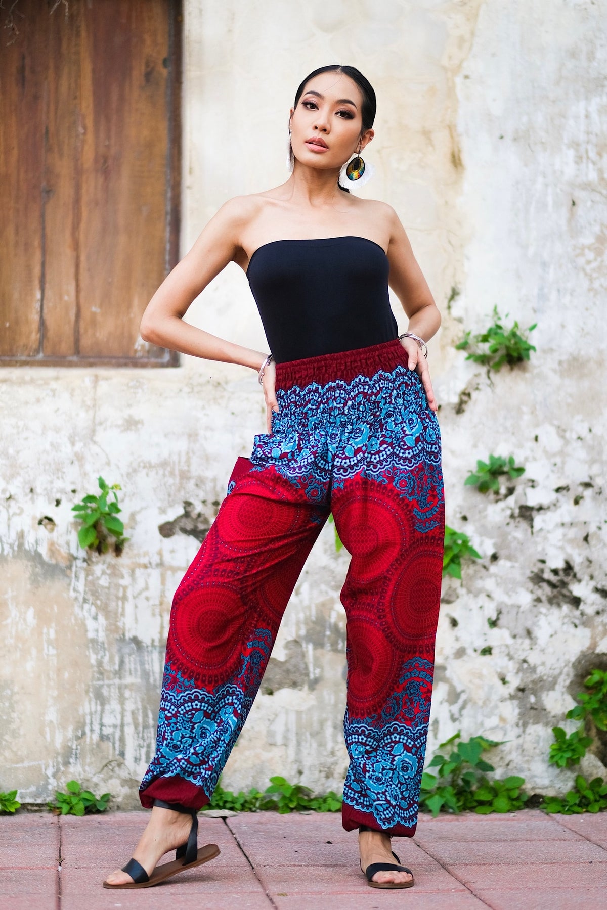 Pantalon léger en rayonne, doux et confortable, élastique aux chevilles permet de le remonter au dessus des mollets, passe-partout, parfait pour le yoga ou une promenade en vélo, il se porte en toute occasion, un incontournable à petit prix pour ce printemps-été.&nbsp;