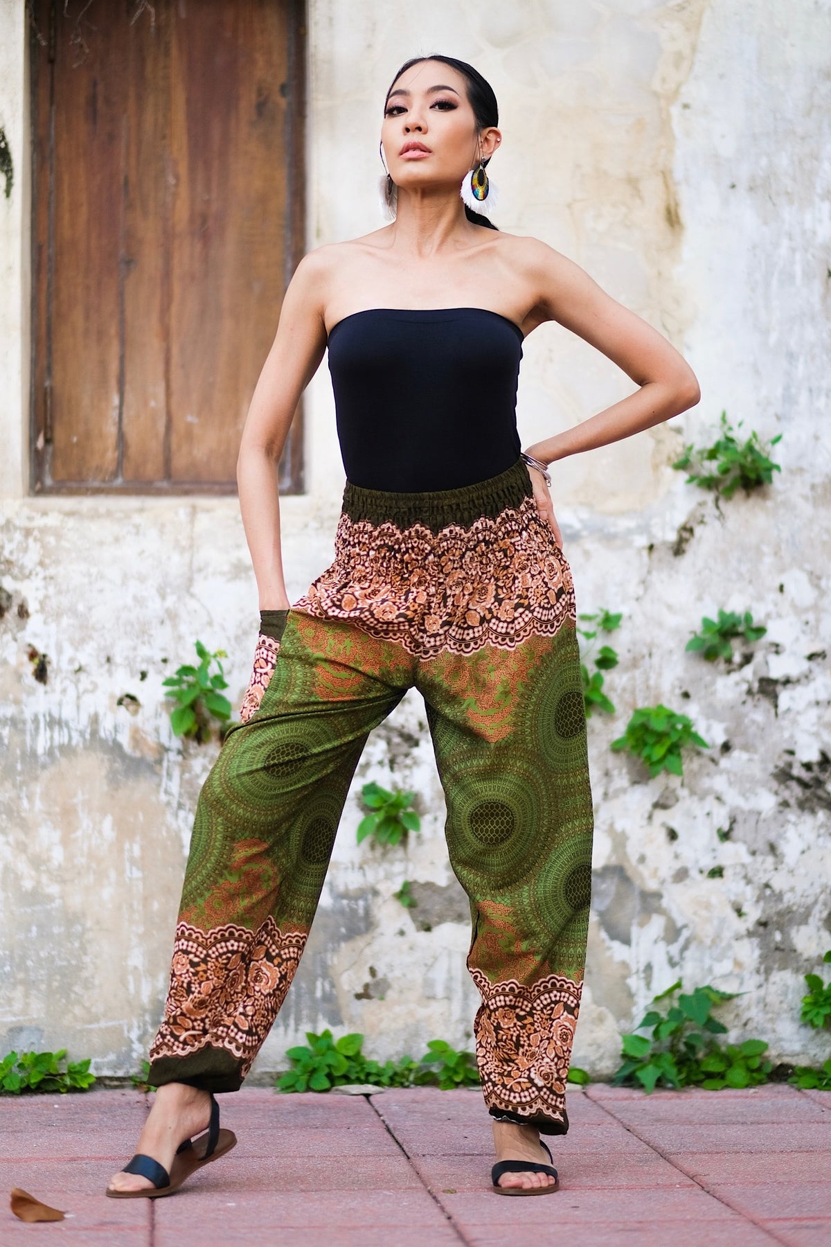 Pantalon léger en rayonne, doux et confortable, élastique aux chevilles permet de le remonter au dessus des mollets, passe-partout, parfait pour le yoga ou une promenade en vélo, il se porte en toute occasion, un incontournable à petit prix pour ce printemps-été.&nbsp;